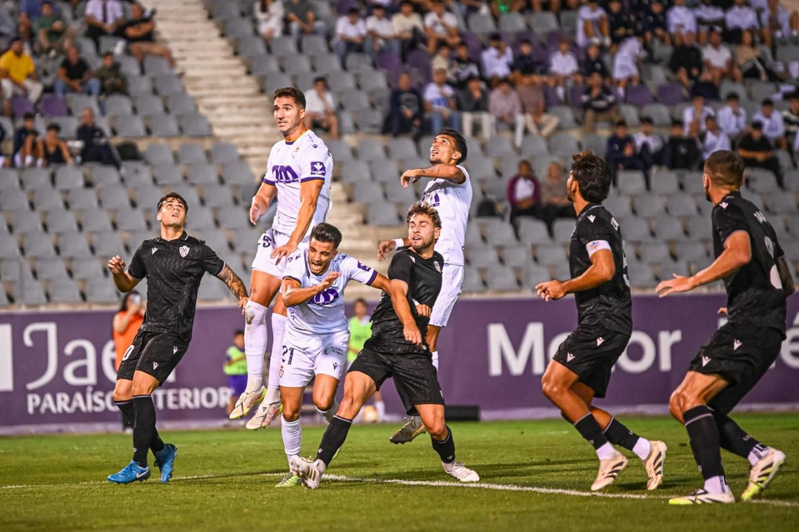 Los almerienses defienden una acción a balón parado durante su encuentro frente a los jienenses.