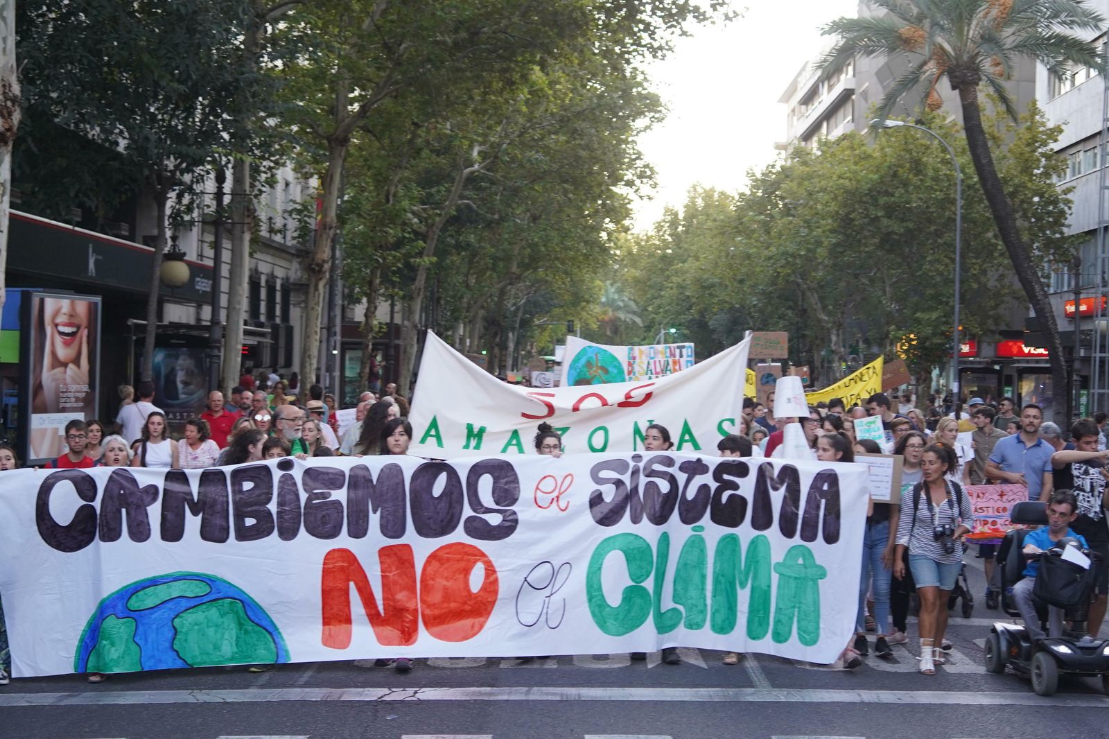 Asistentes a la protesta por el clima celebrada en Córdoba.