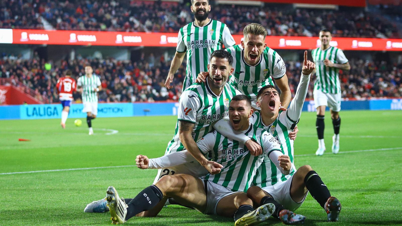 Los jugadores del Córdoba CF celebran junto a Adri Fuentes su gol en Granada.