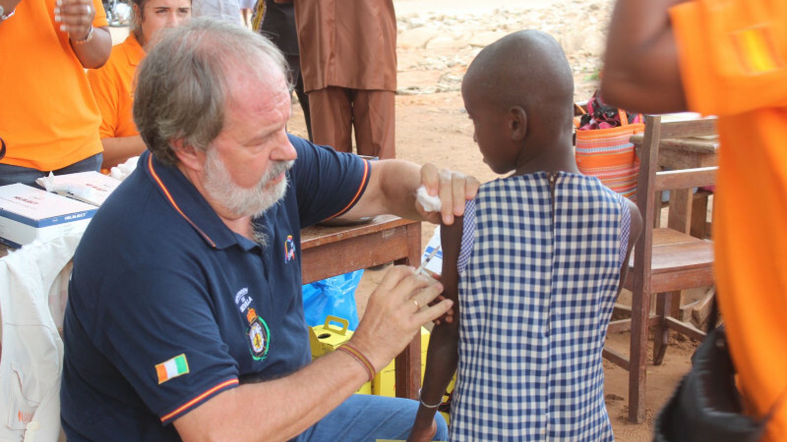 Doctos Alfonso Carmona vacunando a un menor