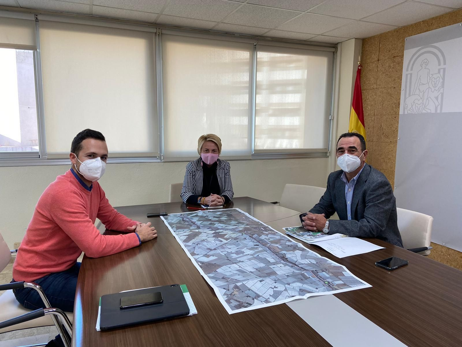 José Miguel Hernández (derecha), reunido con al delegada de Fomento, Eloísa Cabrera.