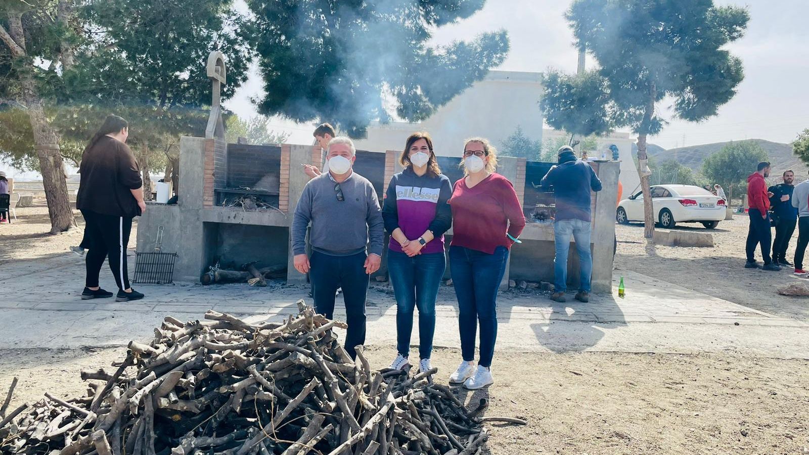 La alcaldesa de Benahadux, Noelia Damián, flanqueada por los concejales Juan Luis Navarro y Mª Mar Castellón.