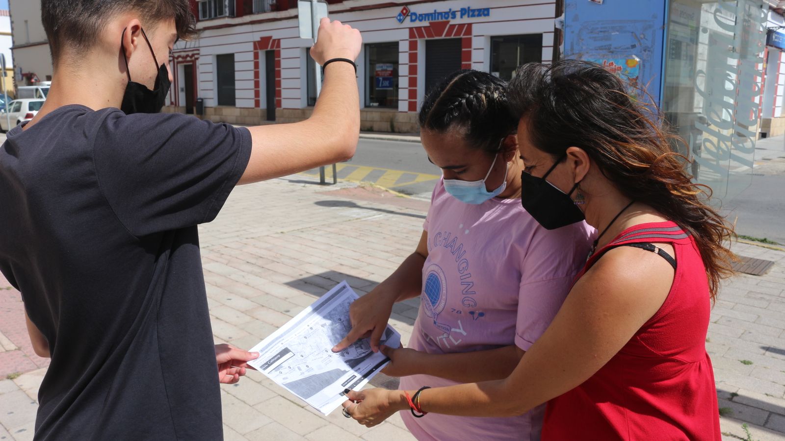 C.P. Los alumnos, Pedro Guillén y Paula Hombre, junto a la profesora Cristina Honorato, durante la gymkhana.