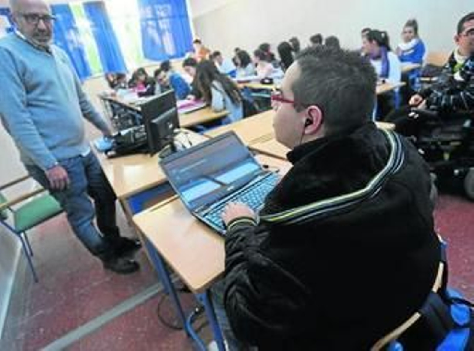Jóvenes en clase atienden la explicación del profesor. Jóvenes en clase atienden la explicación del profesor.