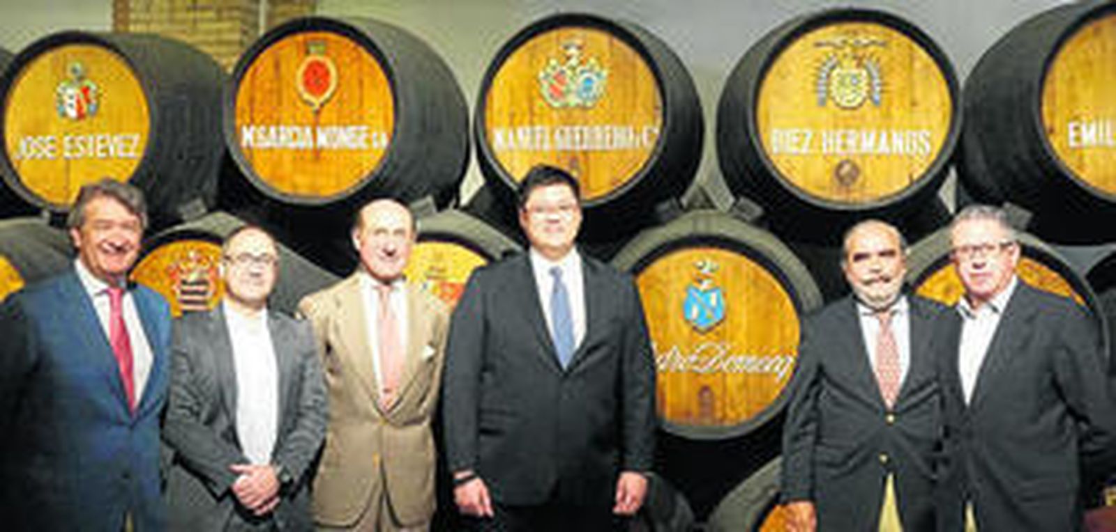 Kendrick Tan, hijo del nuevo propietario de Fundador, durante una visita reciente al Consejo Regulador acompañado de responsables de la bodega.