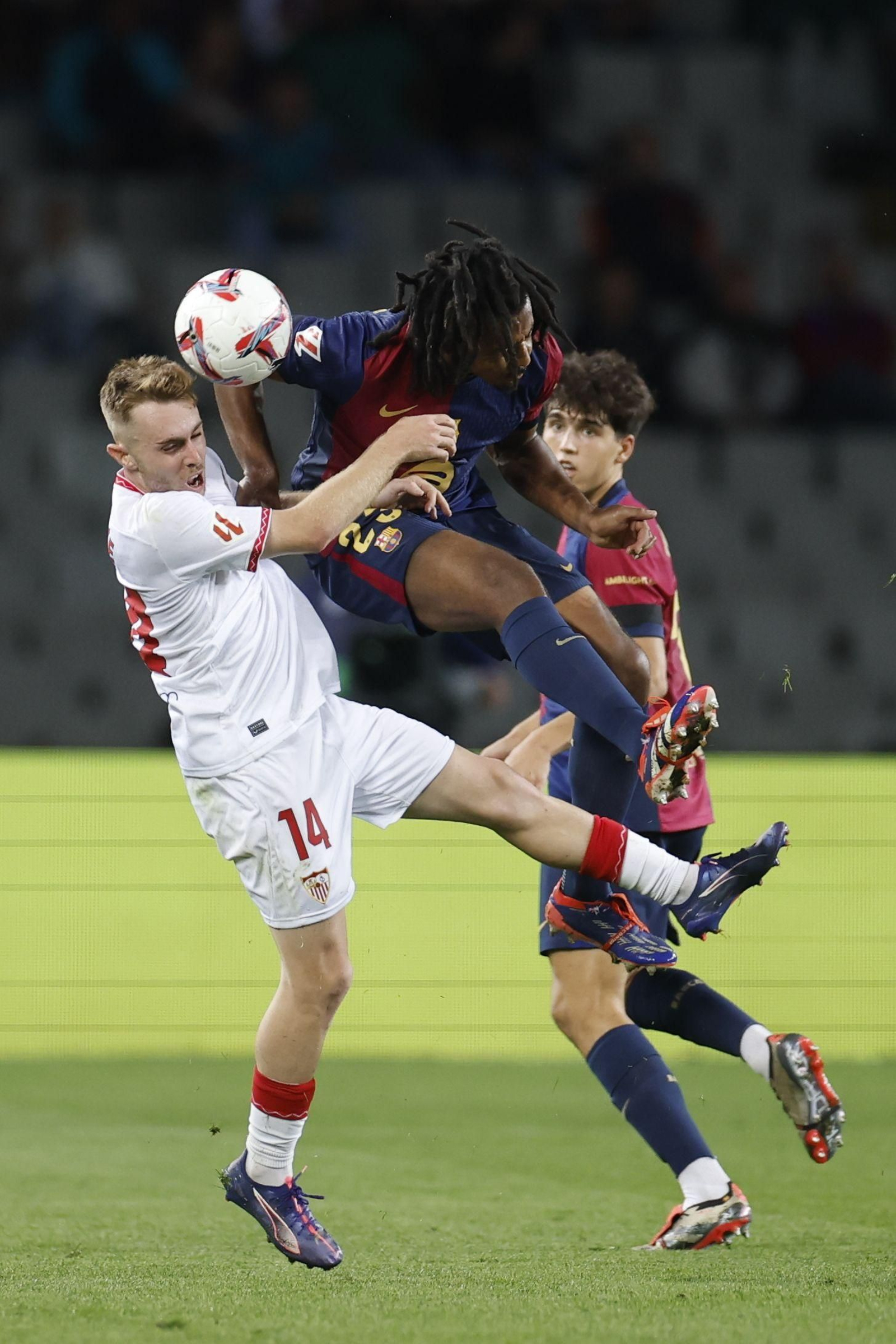 Peque pelea por un balón aéreo con Koundé.
