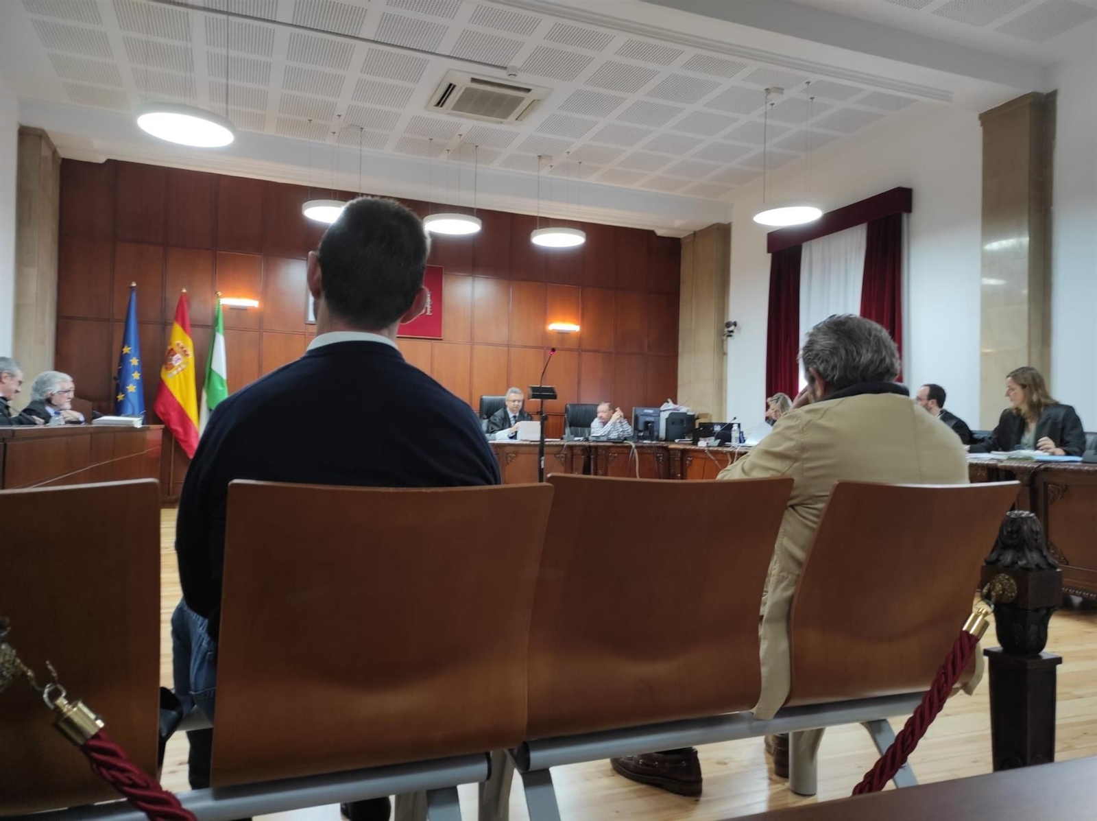 Dos de los tres acusados sentados en el banquillo de la Audiencia de Jaén
