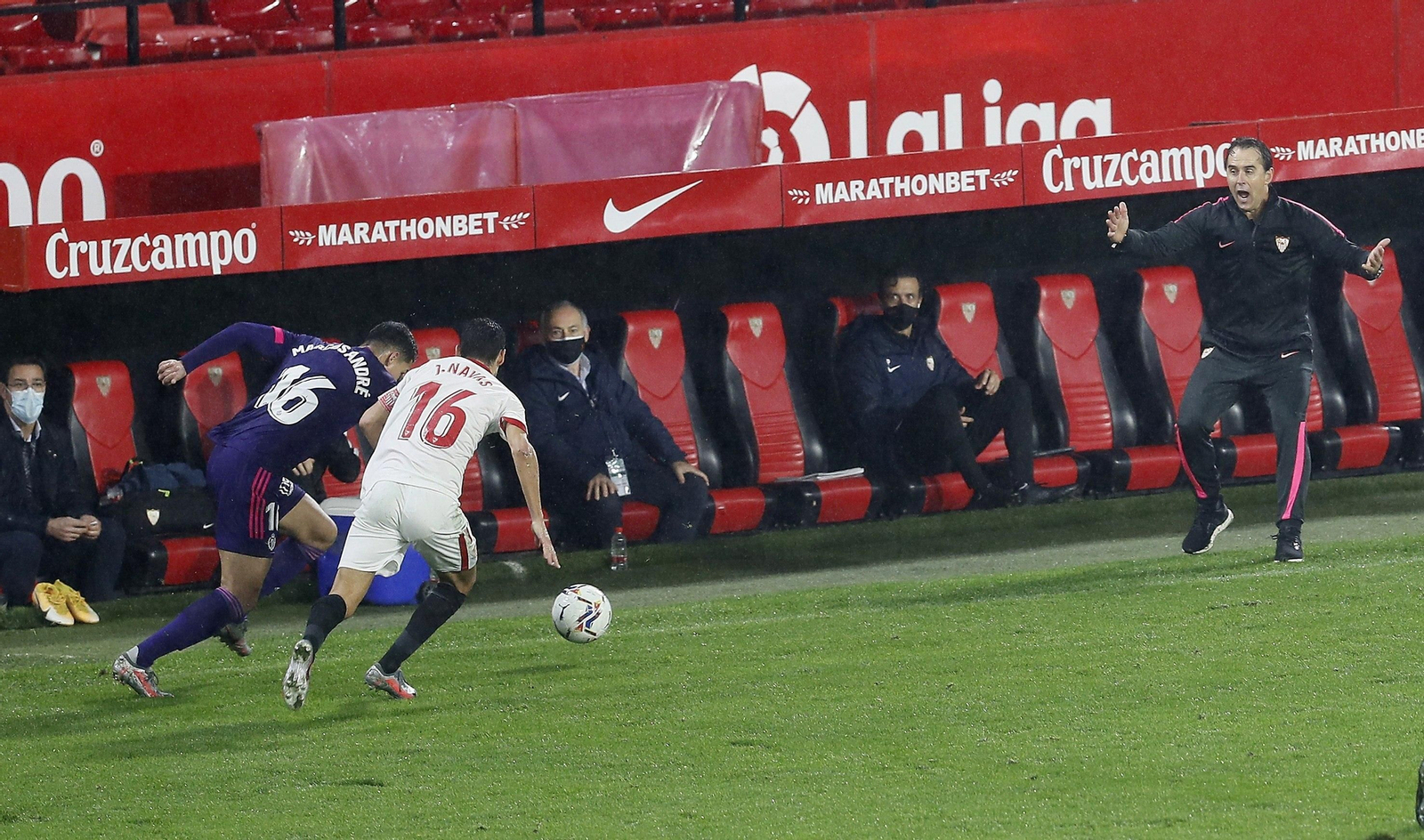 Lopetegui protesta ante la carga de Marcos André a Jesús Navas.