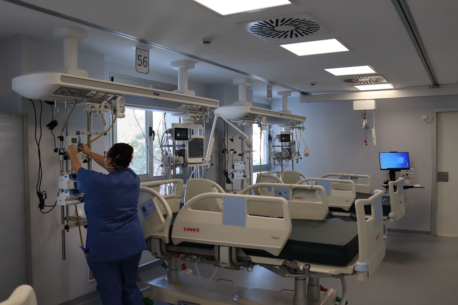 Una sanitaria en el área de Cuidados Intensivos del Hospital Regional.