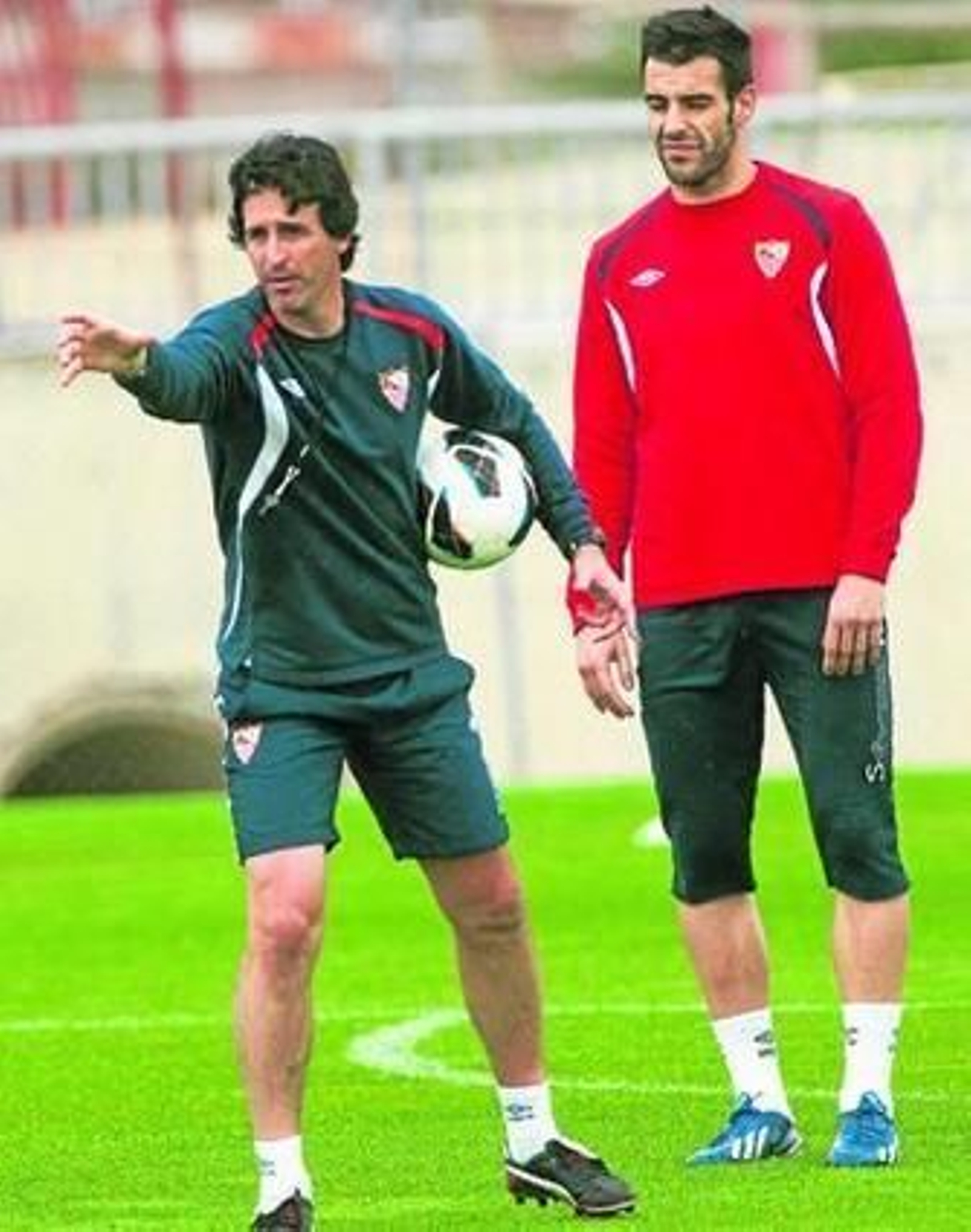 Emery da una orden durante los intensos ejercicios de ayer ante Negredo.