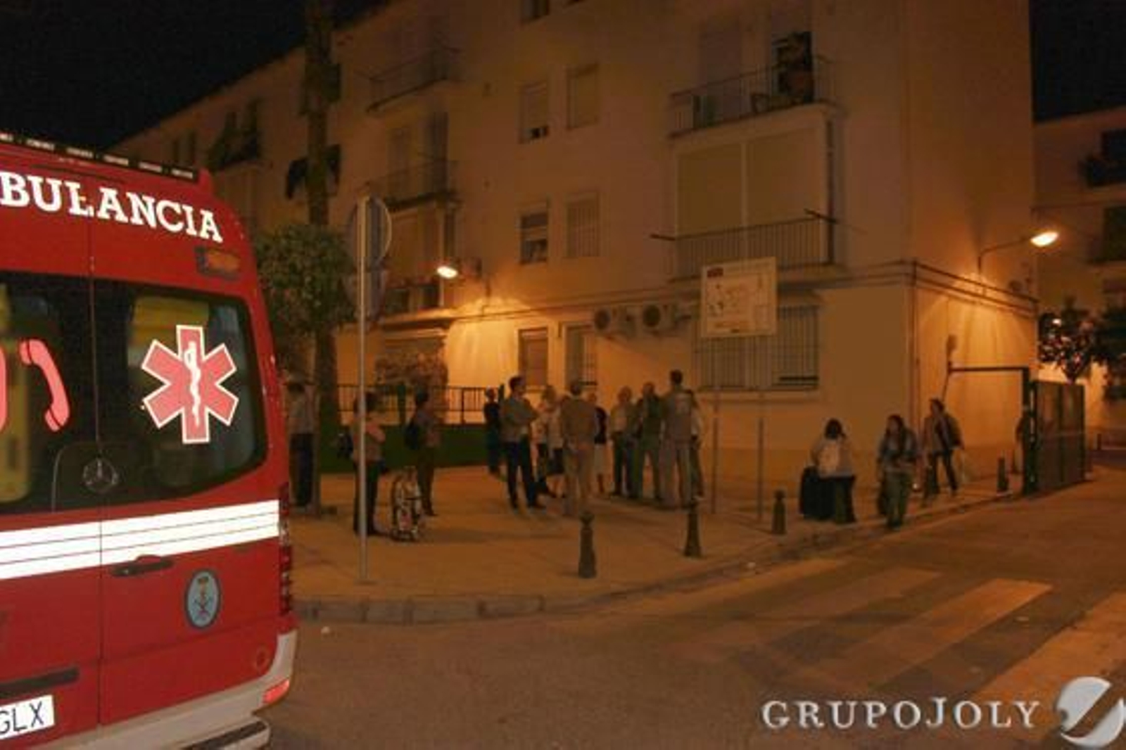 Varios vecinos desalojados de sus viviendas.

Foto: Gines Quiñones