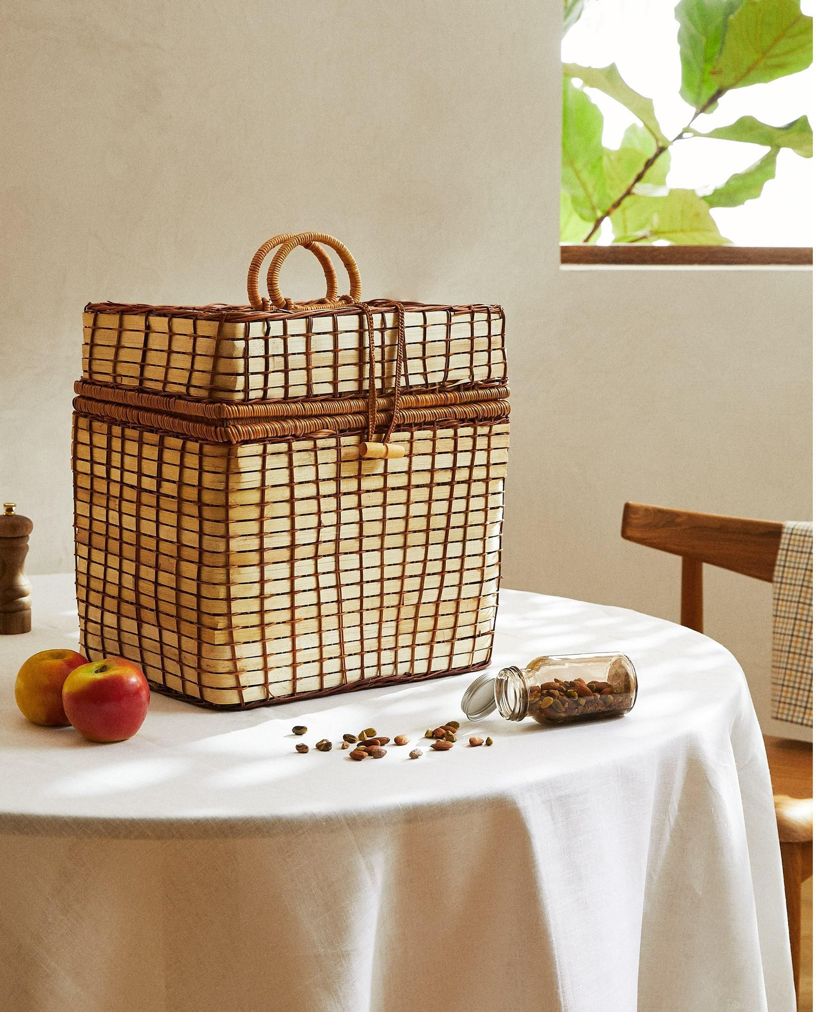 Cesta de picnic de ratán de Zara Home.
