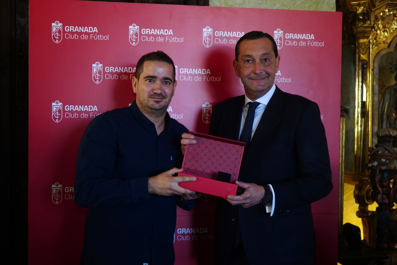 Las mejores imágenes del acto a los abonados del Granada CF con 25 y 50 años de antigüedad