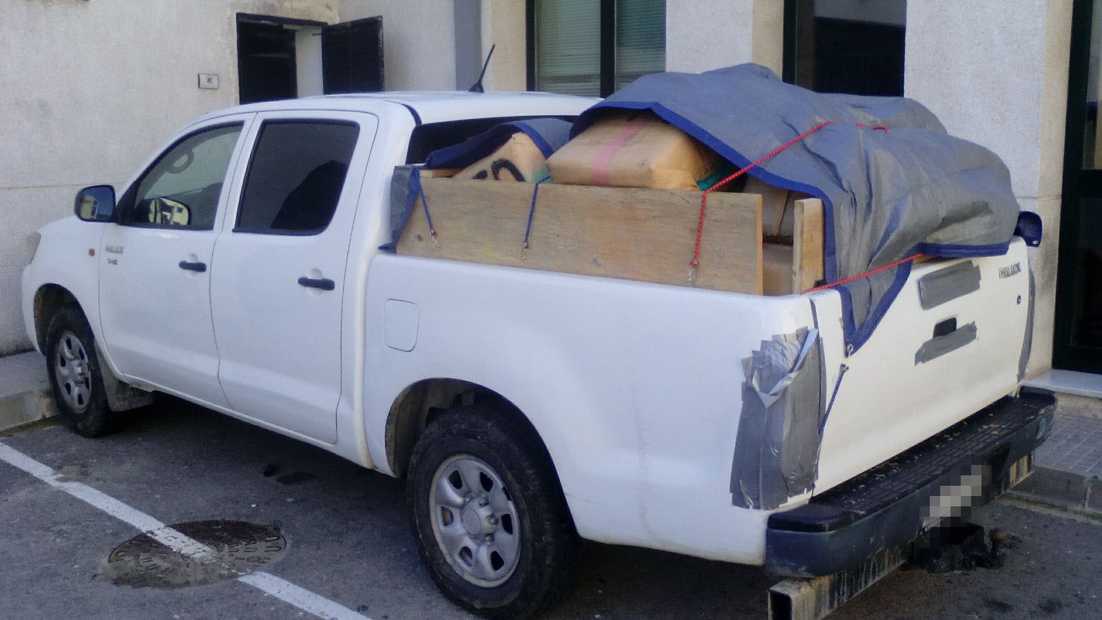 La ranchera incautada por los agentes de la Guardia Civil en la playa de Los Bateles cargada de hachís.