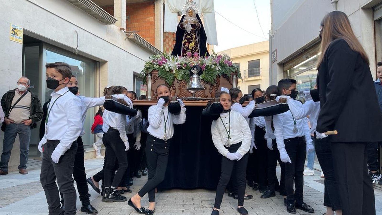 La Virgen de la Soledad cambia de trono para hacerlo menos pesado.