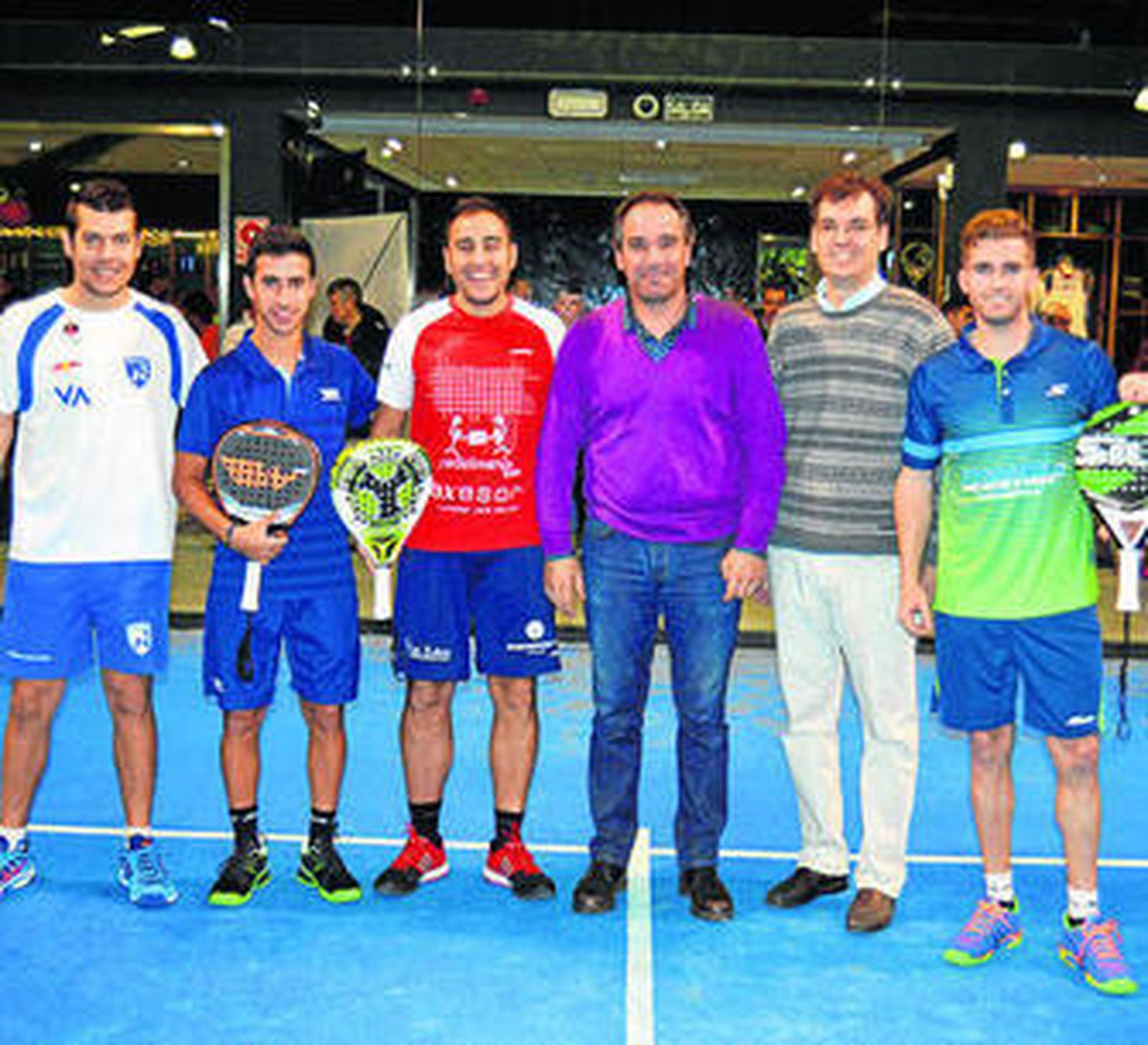El concejal Juanjo Segura, entre jugadores y organizadores.