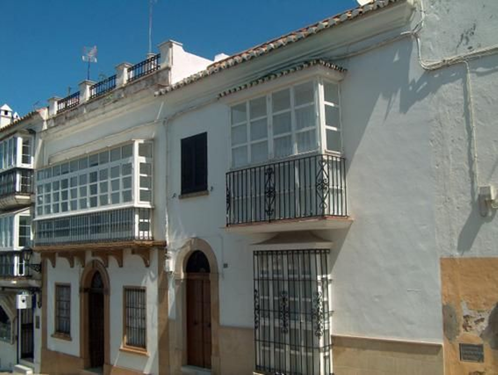 Distintas fórmulas compositivas en los miradores o cierros de la calle San Felipe.