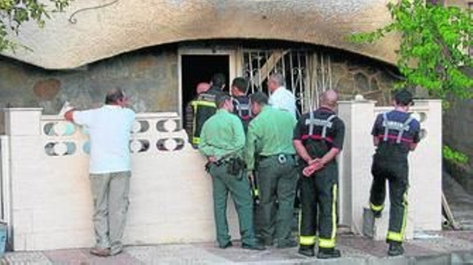 Bomberos, Policía y también los vecinos acudieron al lugar de inmediato.