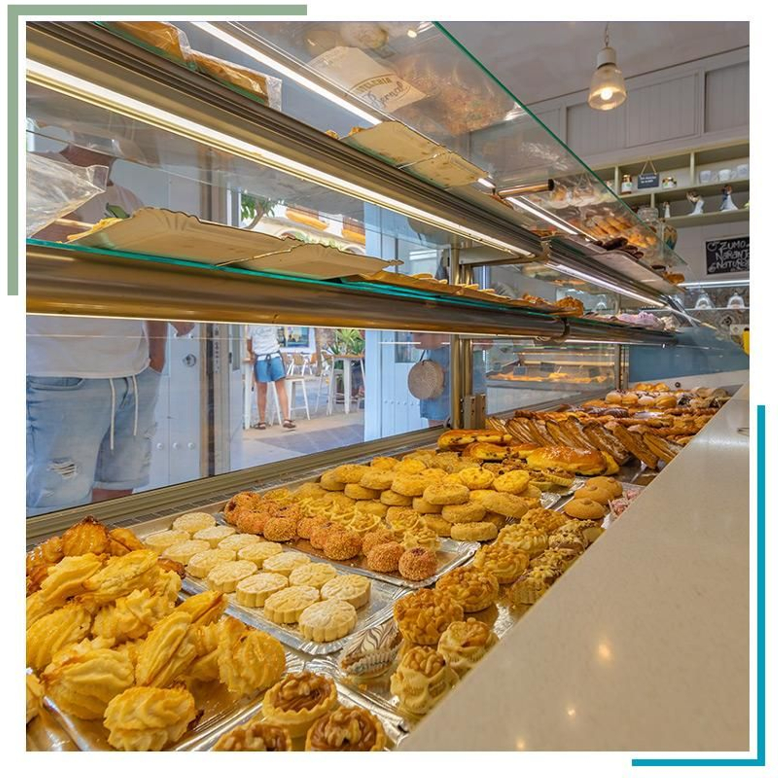 Pastelería Bernal.