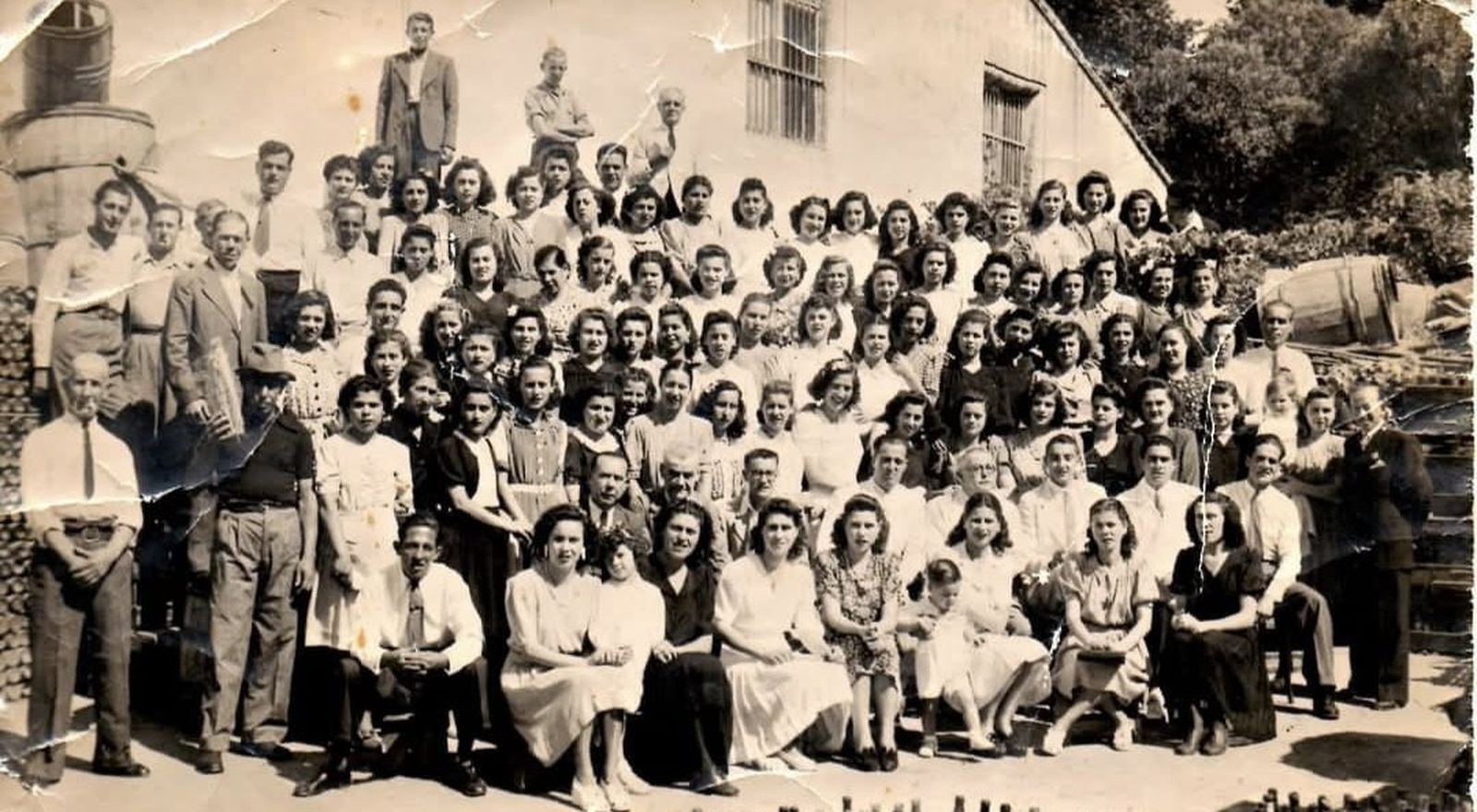Personal del lavadero de botellas Perrín en una fotografía de 1944.