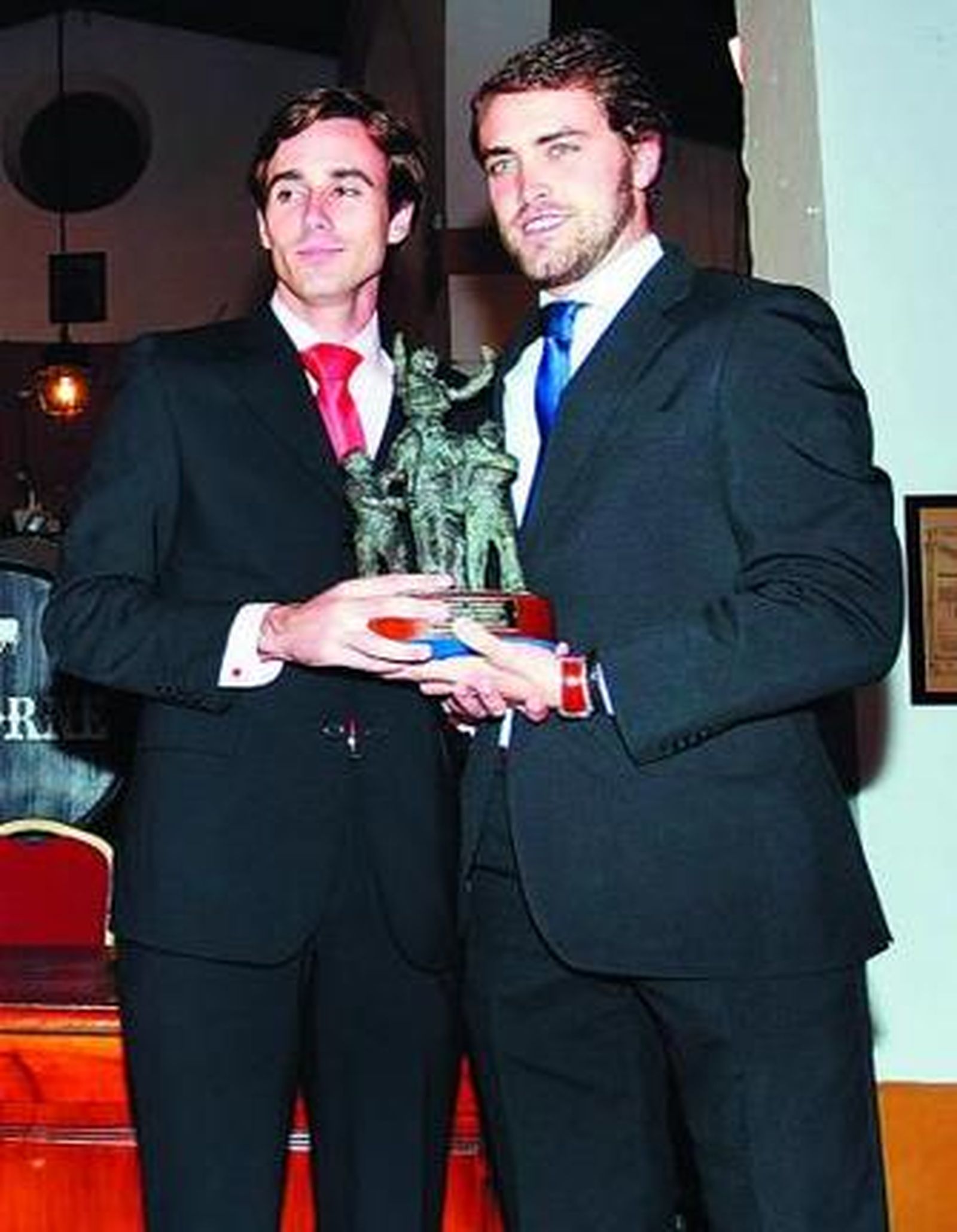Alejandro Morilla recibiendo el trofeo de manos de Álvaro González.