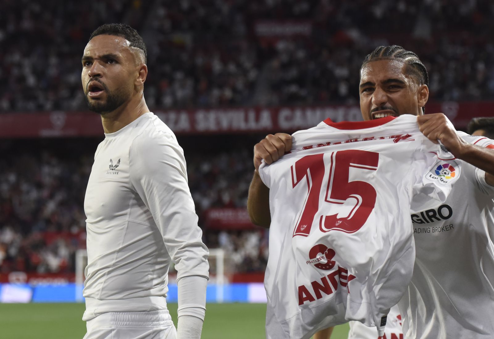 En-Nesyri celebra el primer gol del Sevilla ante el Celta, con Loïc Badé mostrando su camiseta por detrás