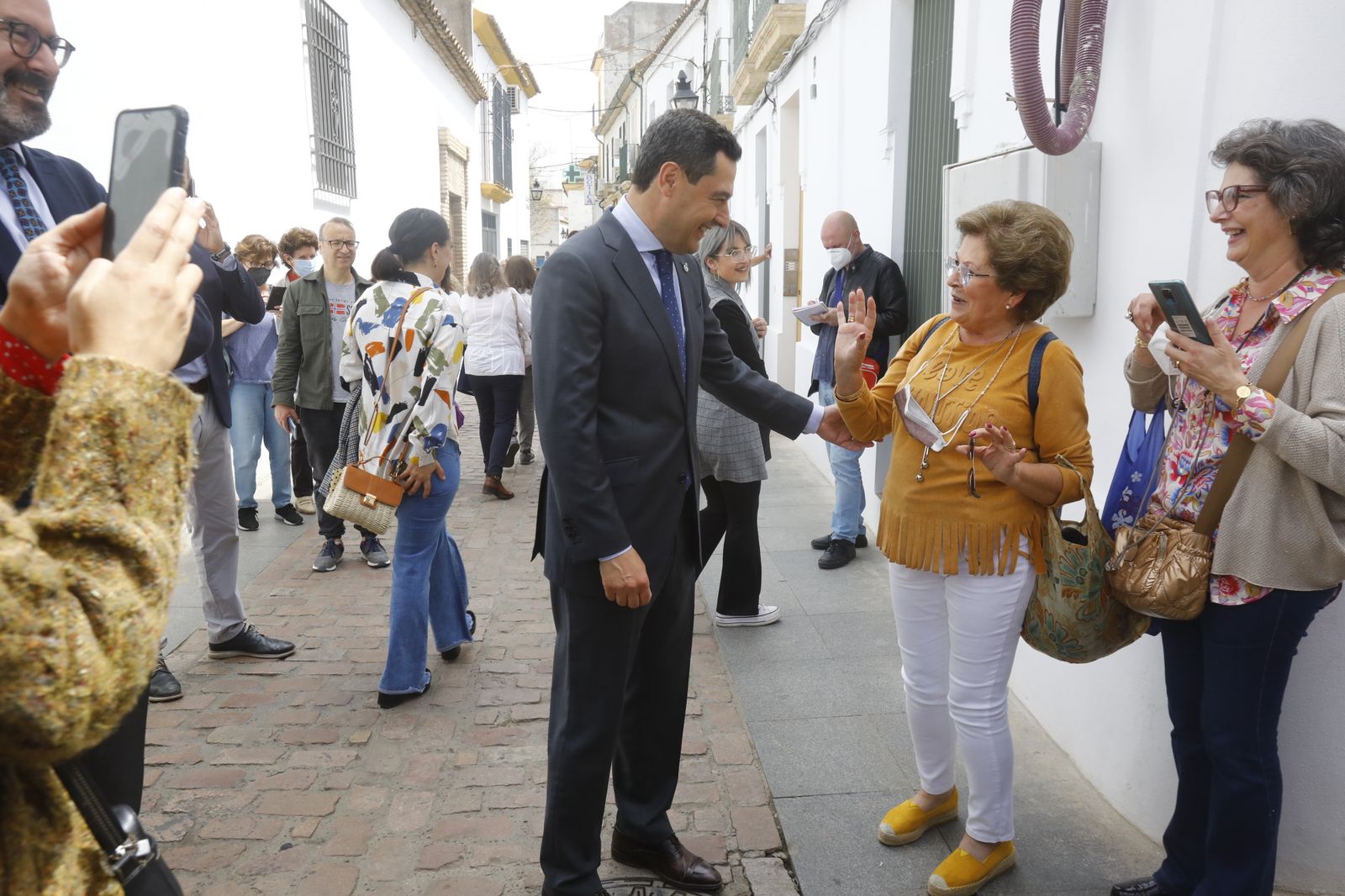 La visita de Juanma Moreno a los Patios de Córdoba, en imágenes.