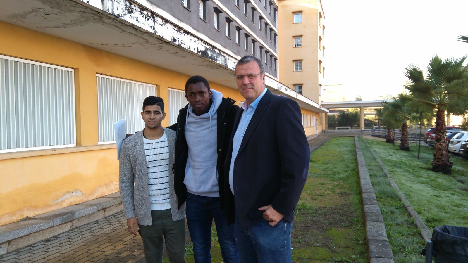 Abderrafi, Moussa y Jesús Gutiérrez, de la Fundación Don Bosco, ayer en la Universidad Pablo de Olavide.