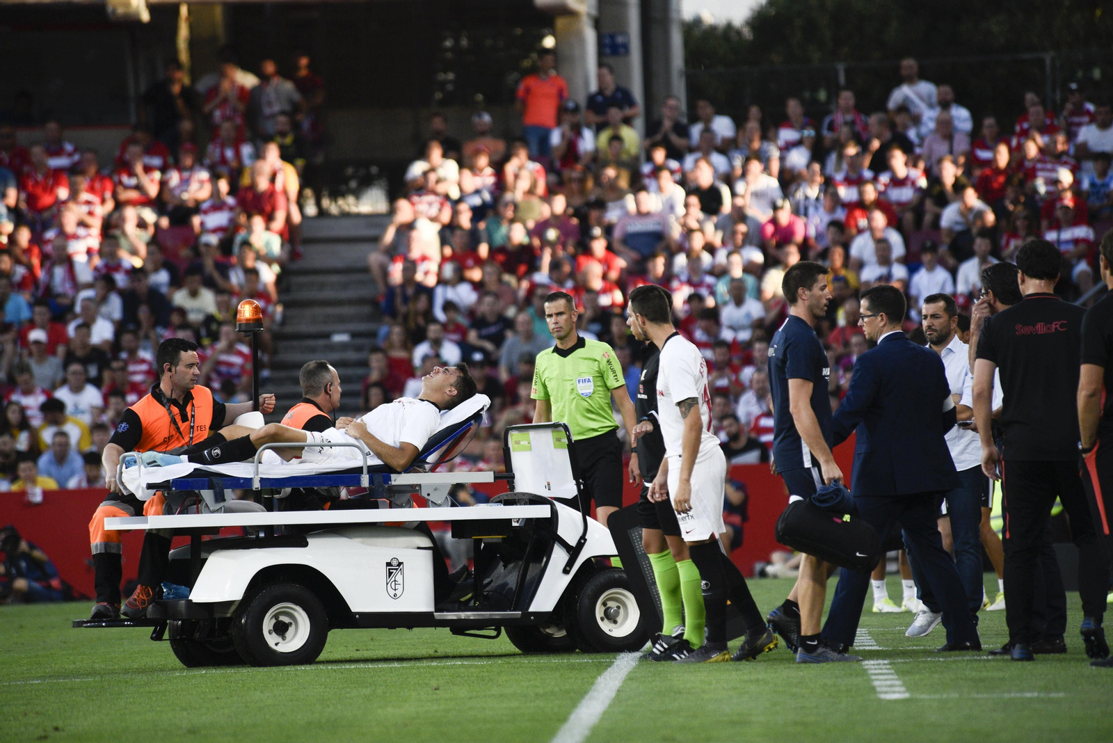 Reguilón abandona el césped en camilla ante Escudero, que lo relevó en el minuto 19.