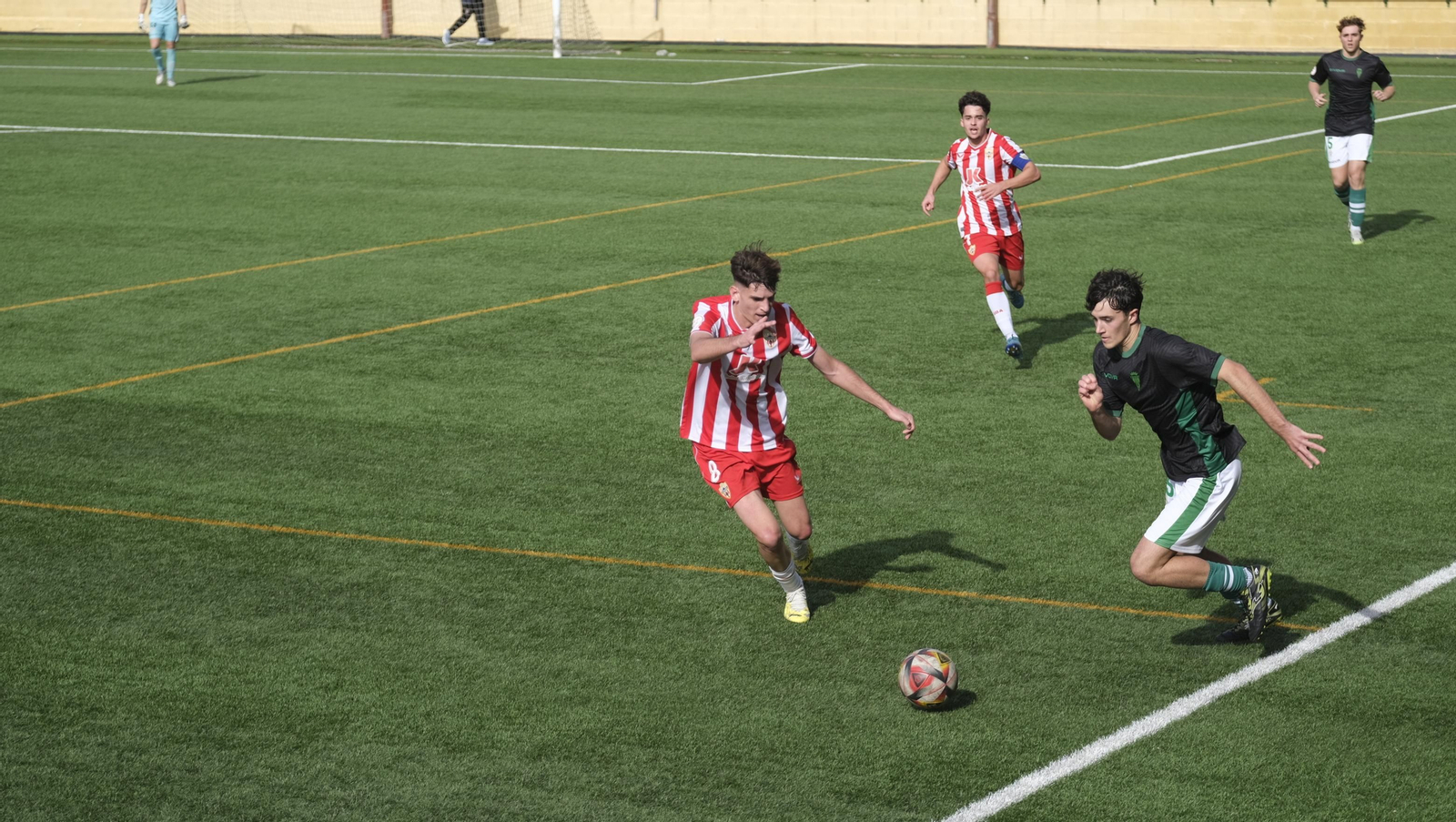 El rojiblanco Pedro presiona a un rival durante un partido de esta temporada en el Francisco Pomedio.