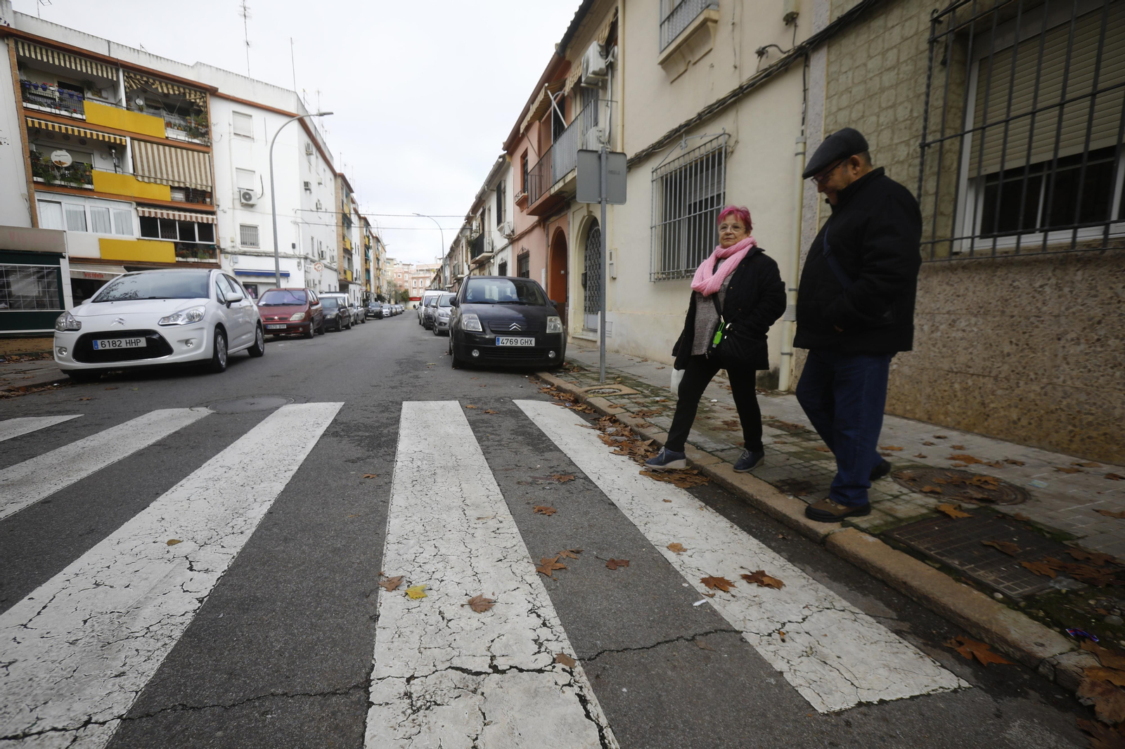 Imágenes de algunos de los pasos de peatones de Córdoba en los que se mejorará la accesibilidad