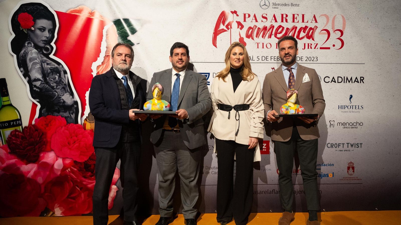Jorge Ramos, Jorge Vázquez y Jesús Méndez, con los Premios Alma Flamenca junto a Ana Belén Morillo, directora de la Pasarela.