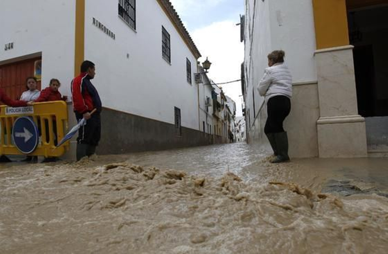 Los vecinos contemplan las corrientes de agua que inundan las calles de Écija.

Foto: Antonio Pizarro