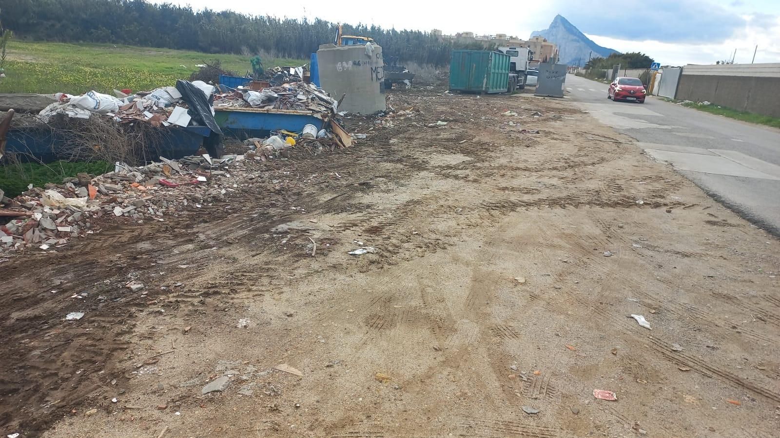 Un vertedero ilegal en La Línea.