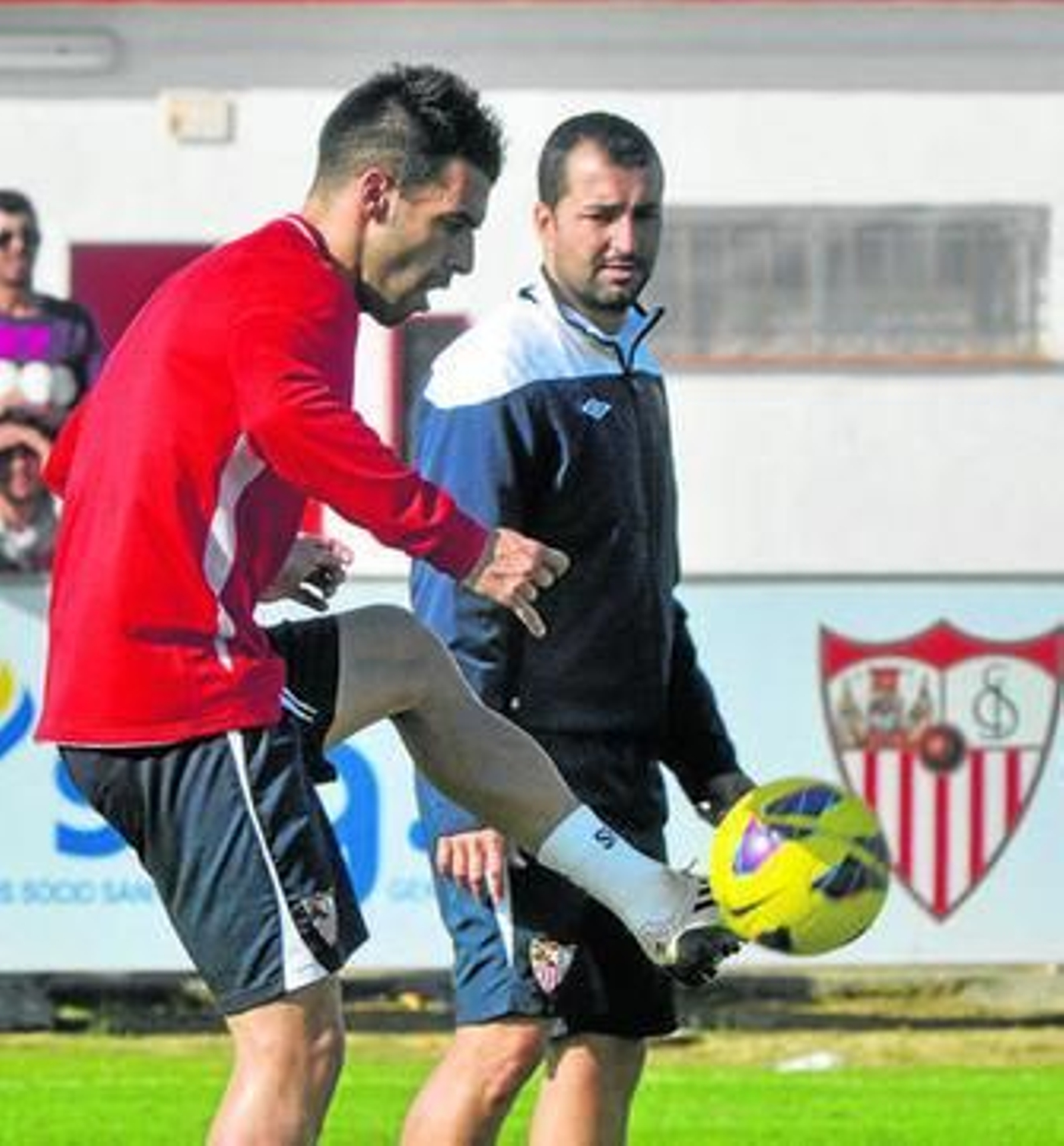 Negredo controla el balón con la zurda ante la mirada de Diego Martínez.
