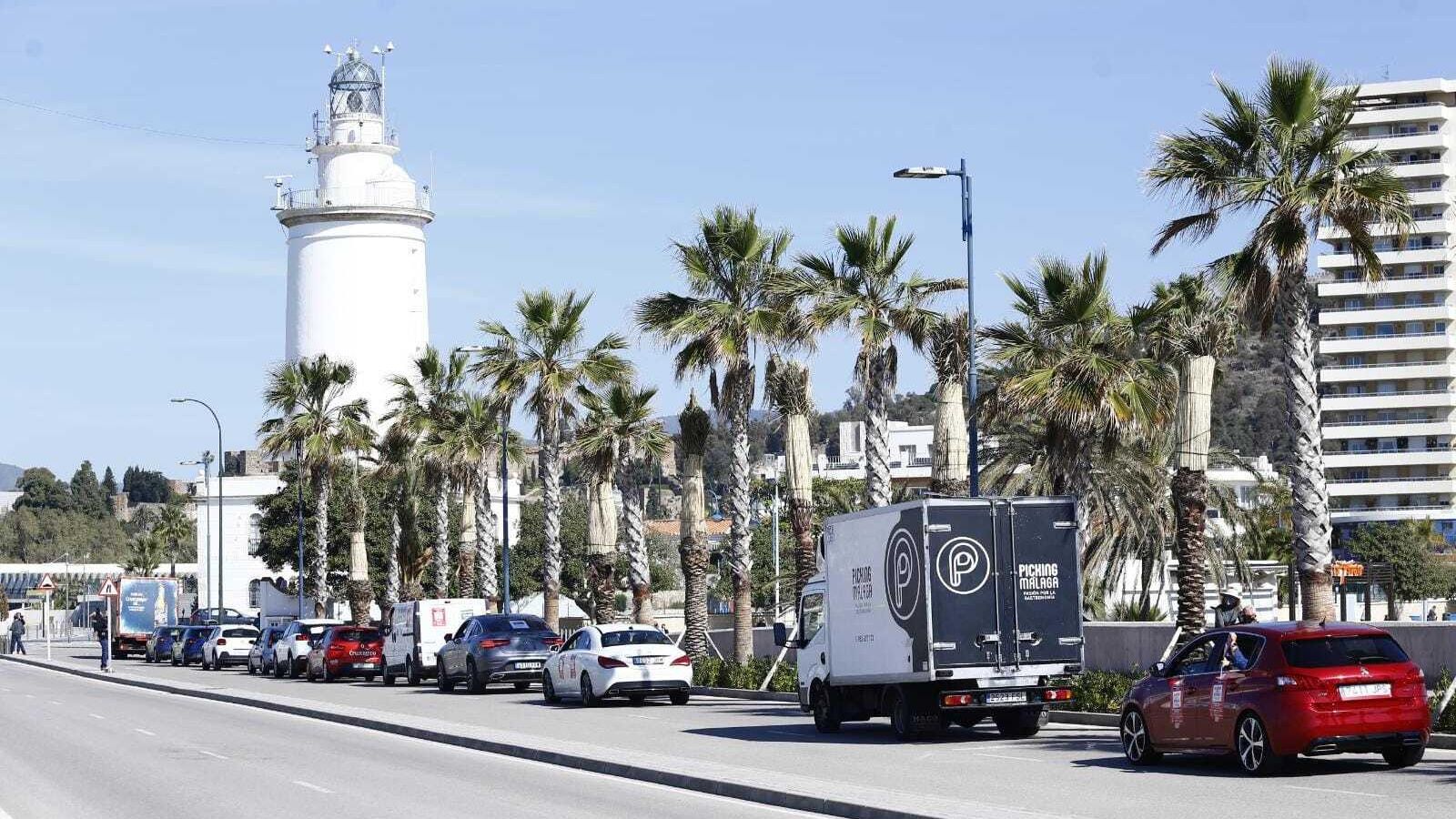 Momento en que la protesta de la hostelería pasa junto a la Farola de Málaga.