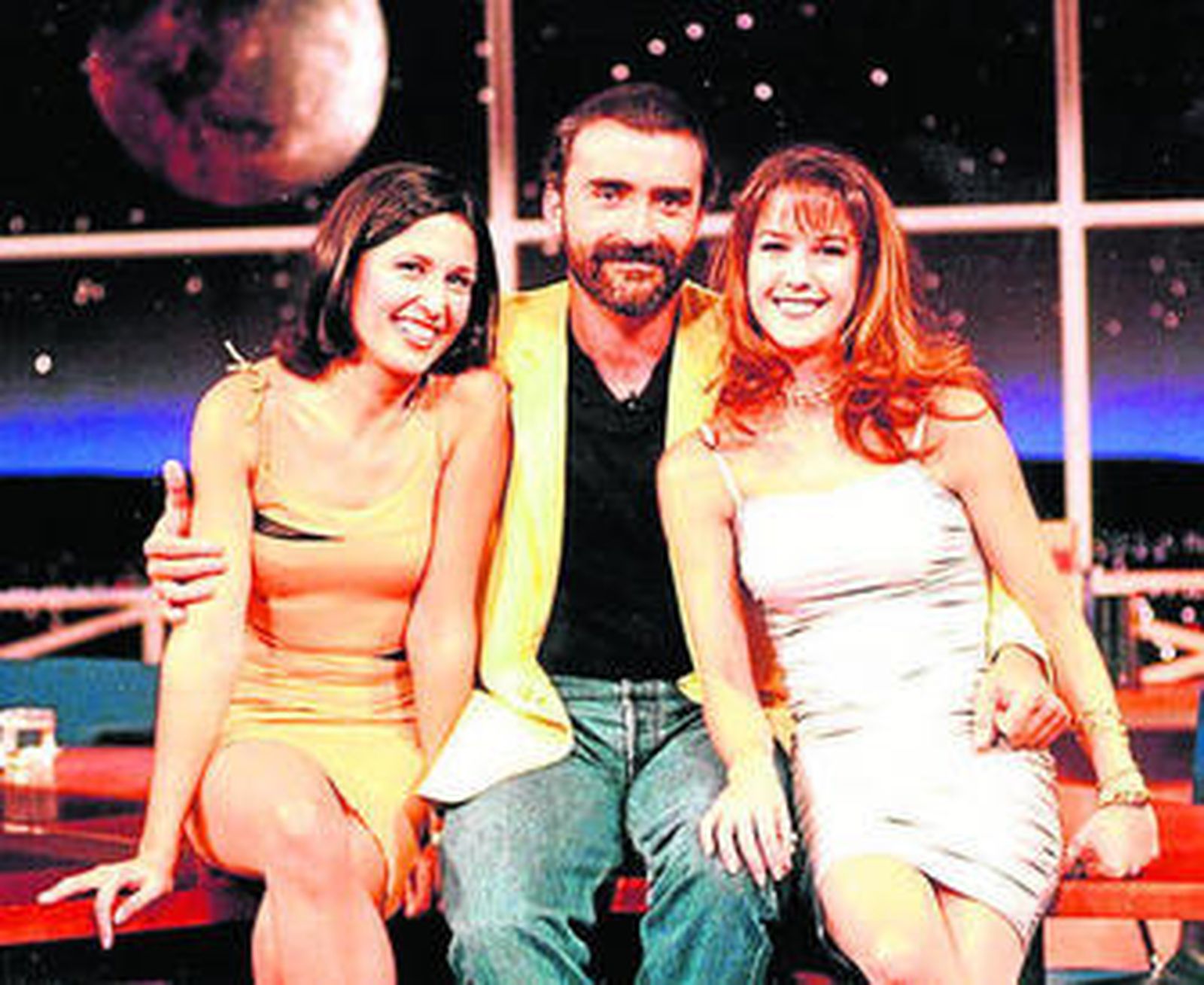 Juan y Medio con Paloma González y Nuria de Soto en 'Cuarto creciente', 1999.