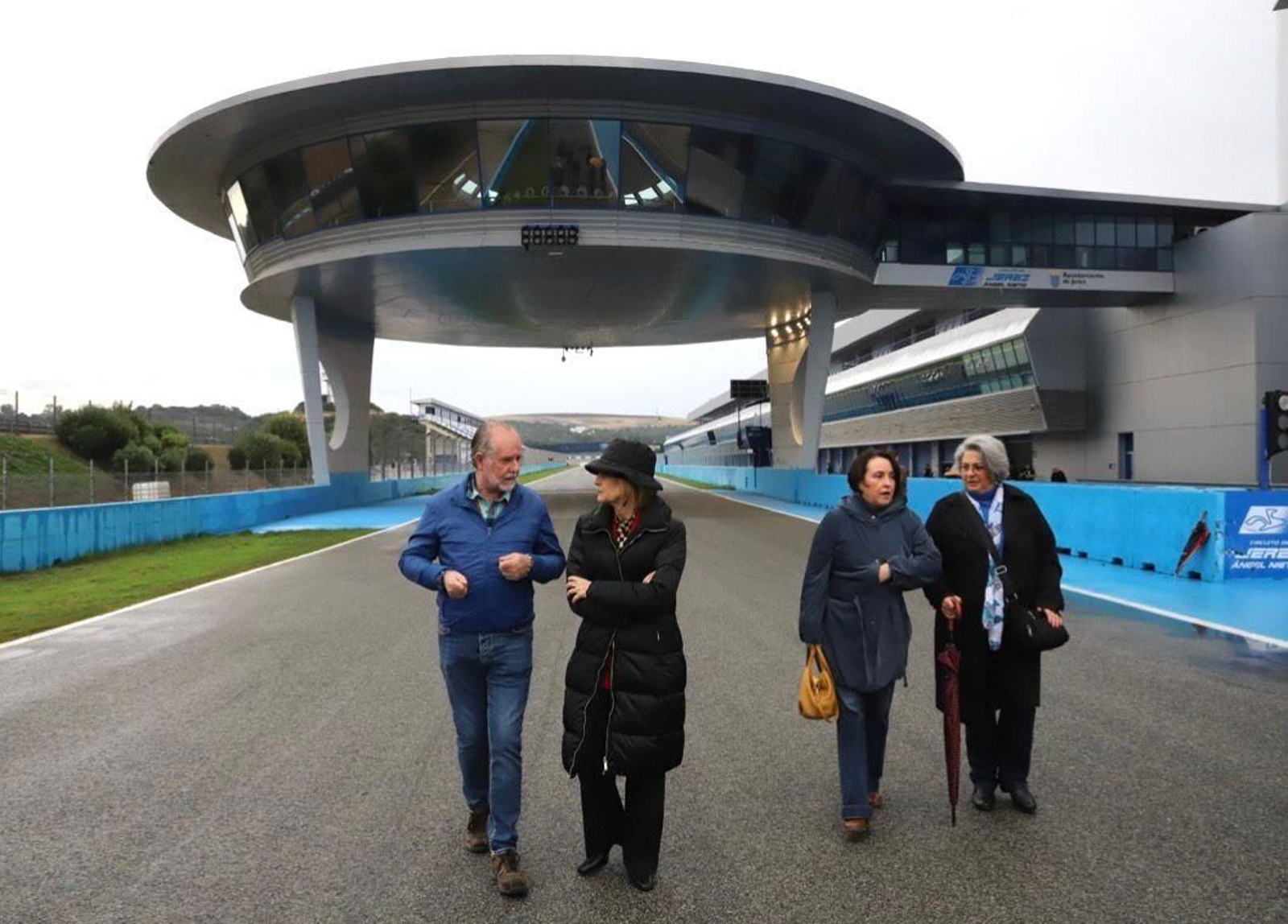 Foto de familia en la Jornada de Puertas Abiertas, en el Circuito.