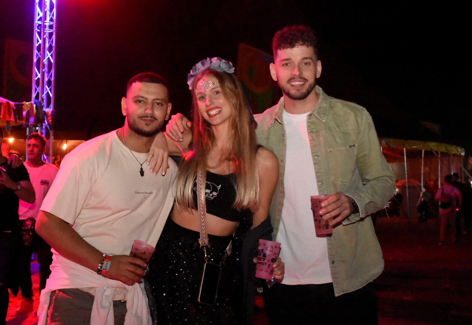 El festival Elrow reúne en Córdoba a miles de personas, en imágenes