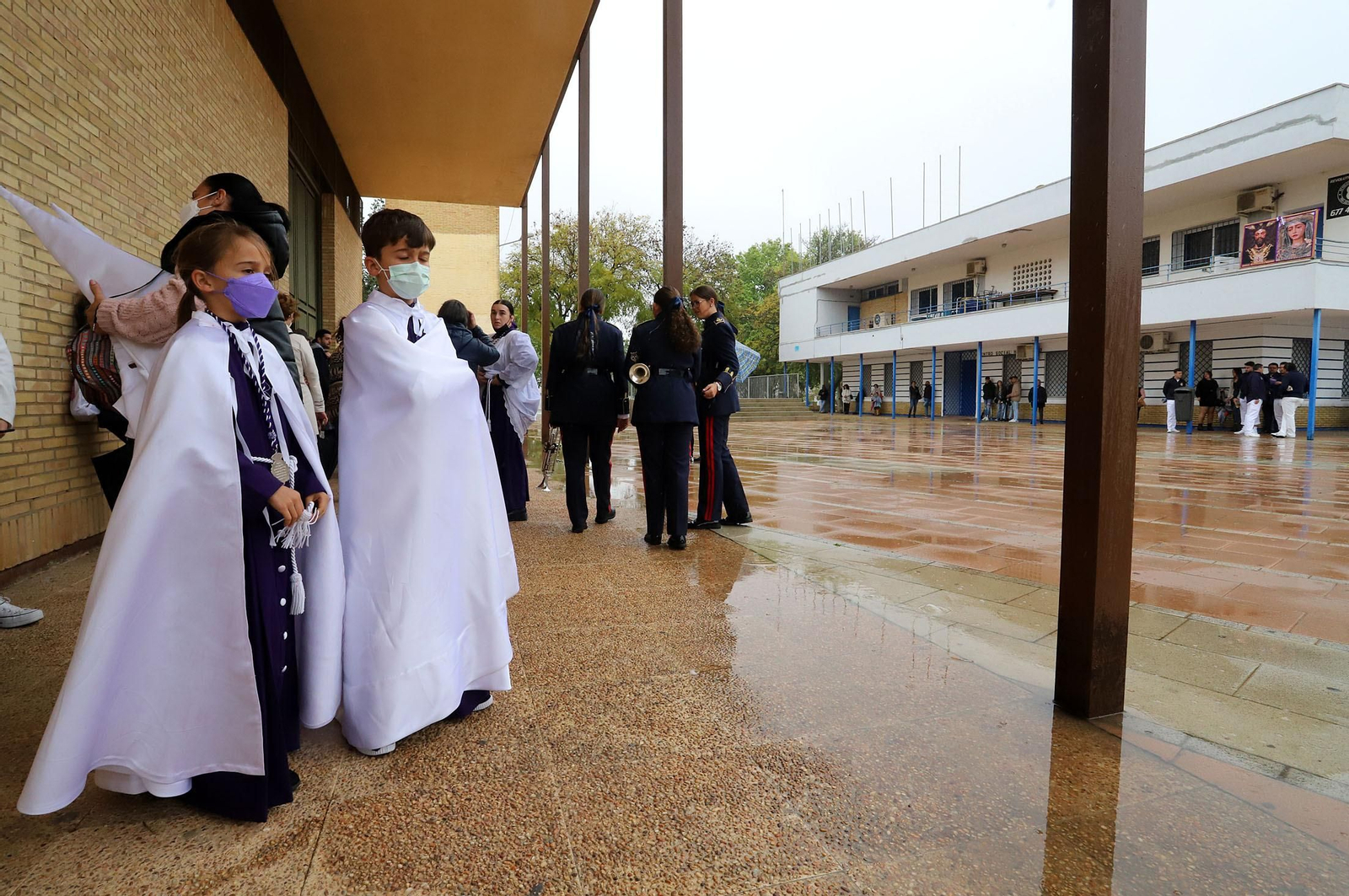 Imágenes de la procesión del Cautivo  bajo la lluvia en Huelva