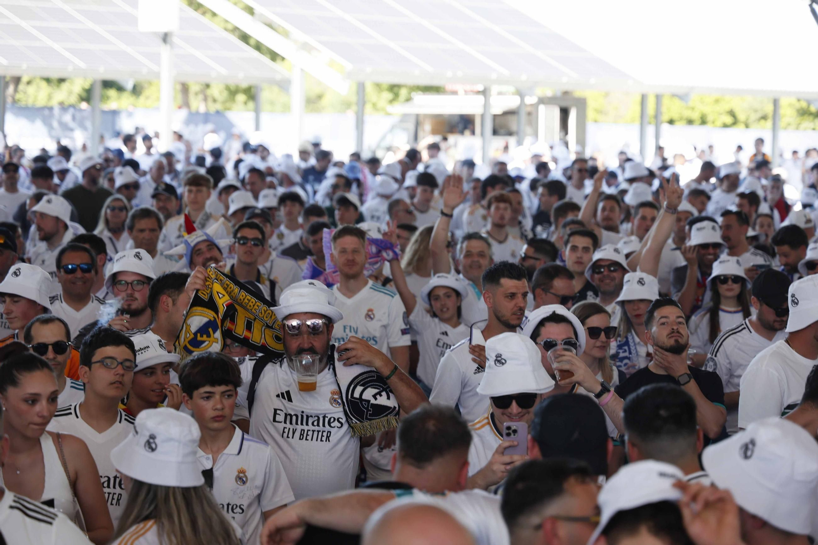Acicionados del ral Madrid en la fan zone