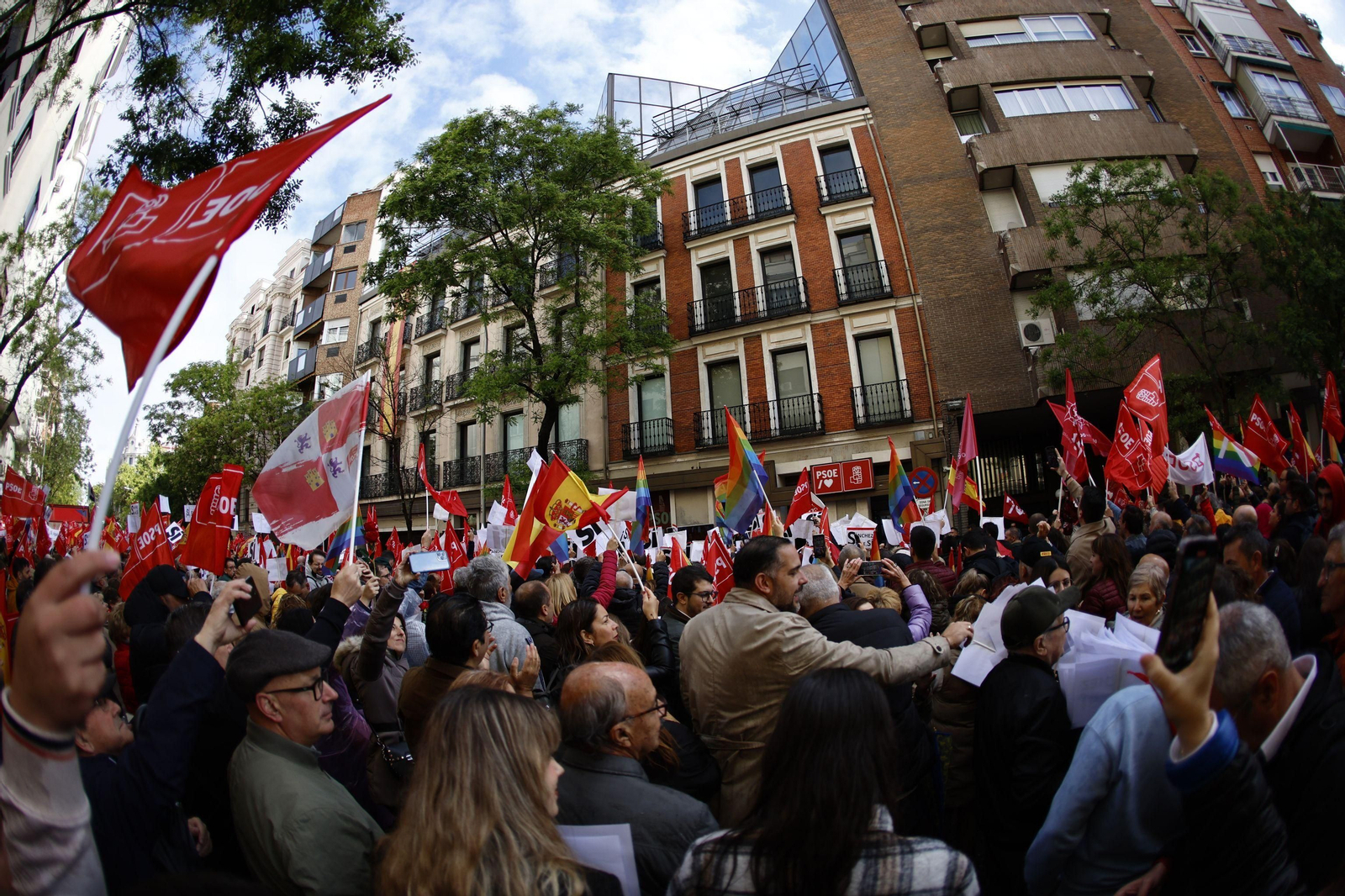 La militancia socialista apoya en la calle a Pedro Sánchez