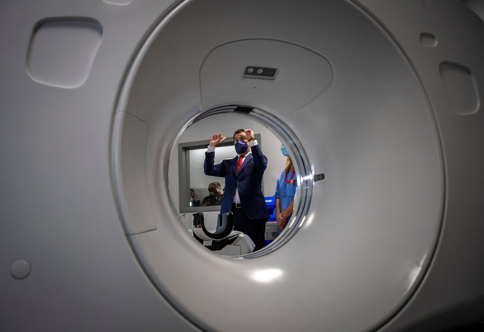 Juanma Moreno, este lunes en el Hospital Militar de Sevilla.