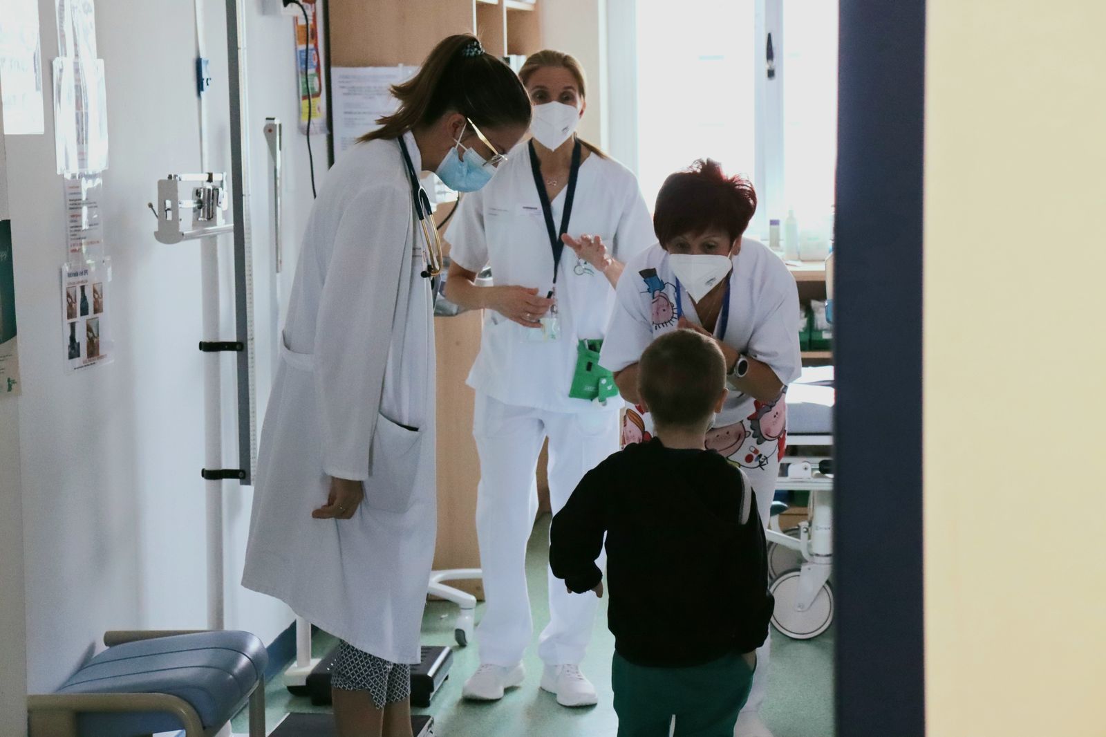 Imagen de los sanitarios que atienden a los menores con cáncer ingresados en el Hospital Virgen de las Nieves