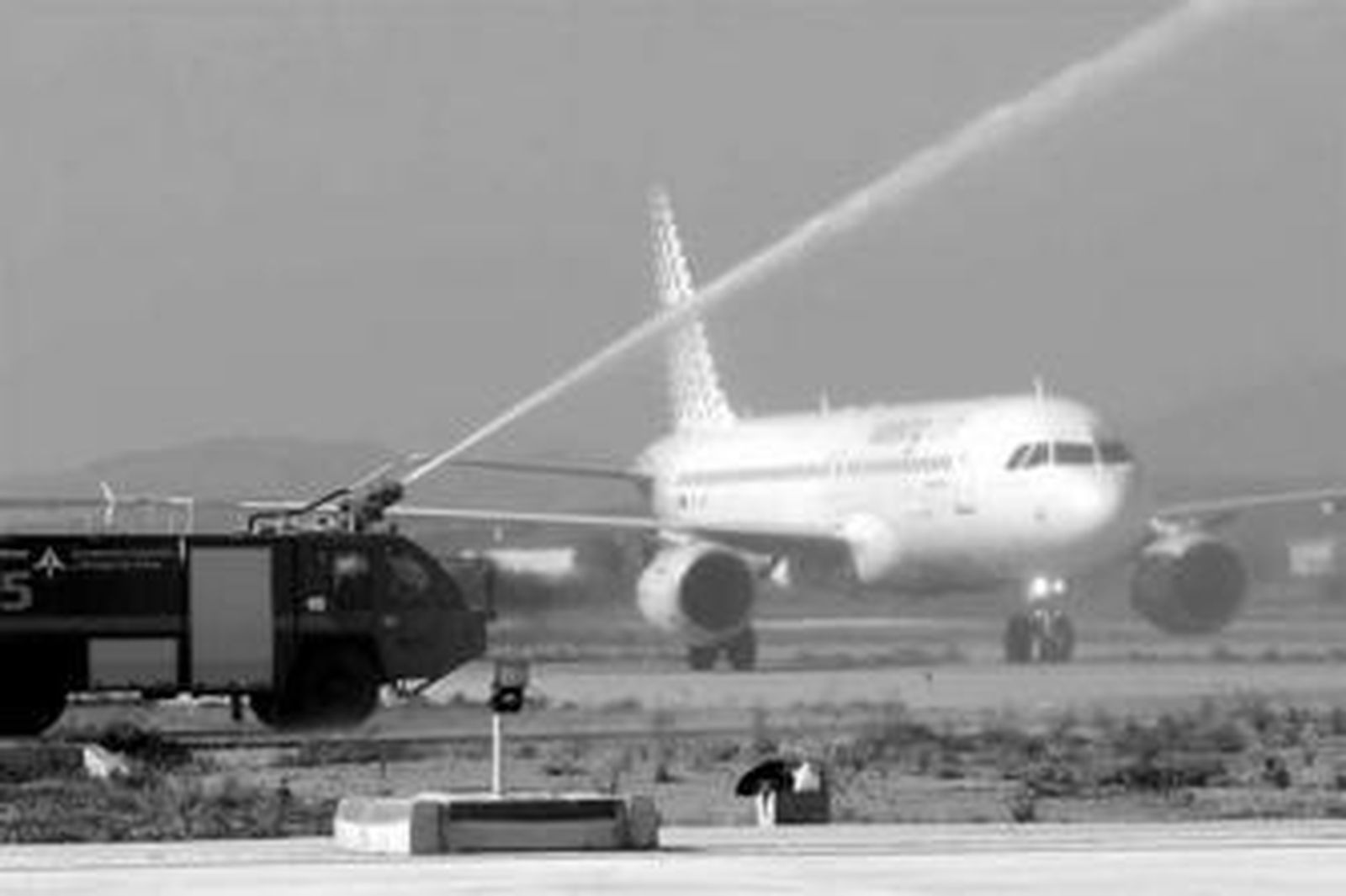 Un avión de Vueling es 'bautizado' por un camión de bomberos en su primera escala en el aeropuerto de Jerez.