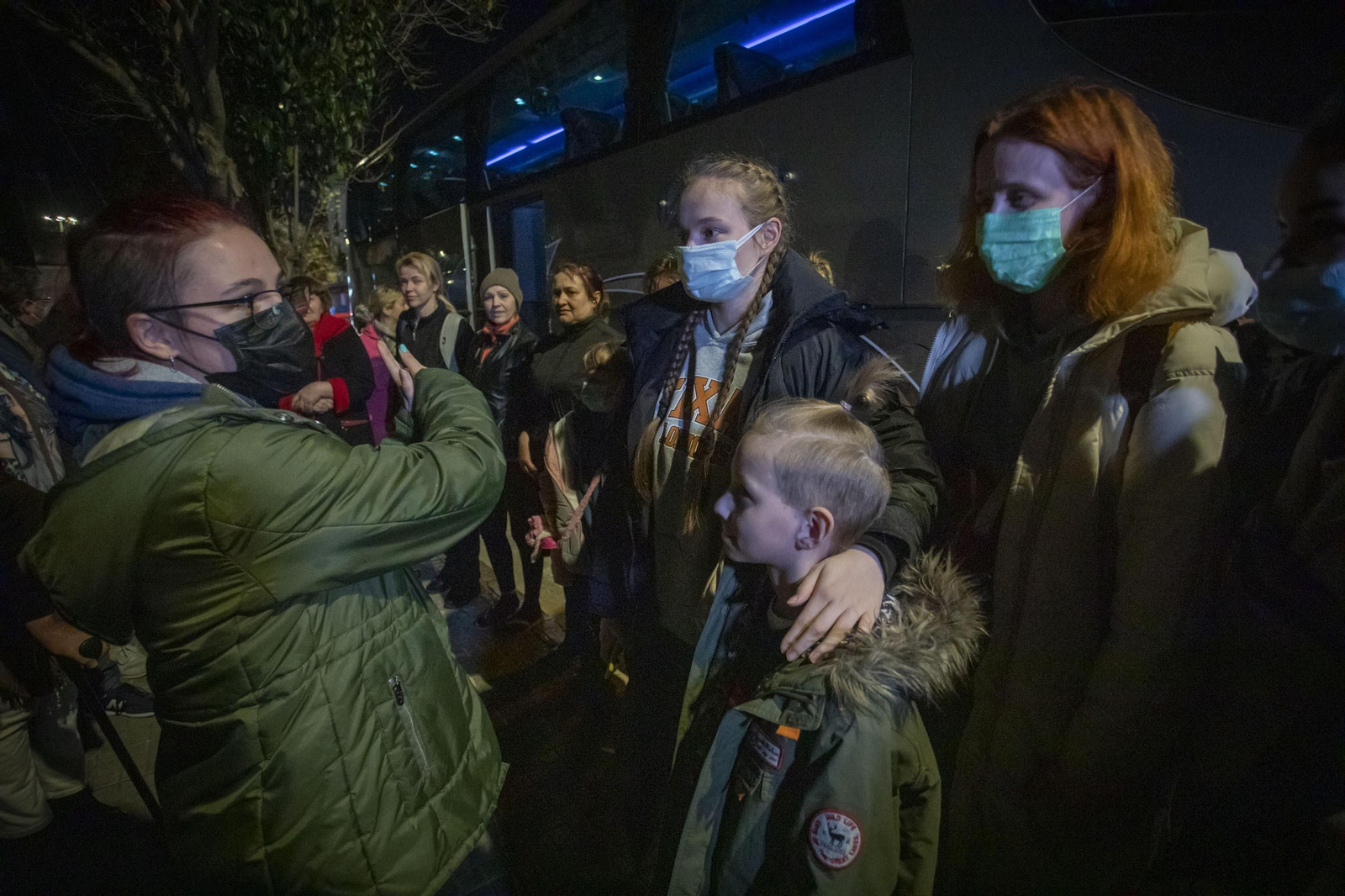 Imágenes del recibimiento en Chiclana a un grupo de refugiados ucranianos