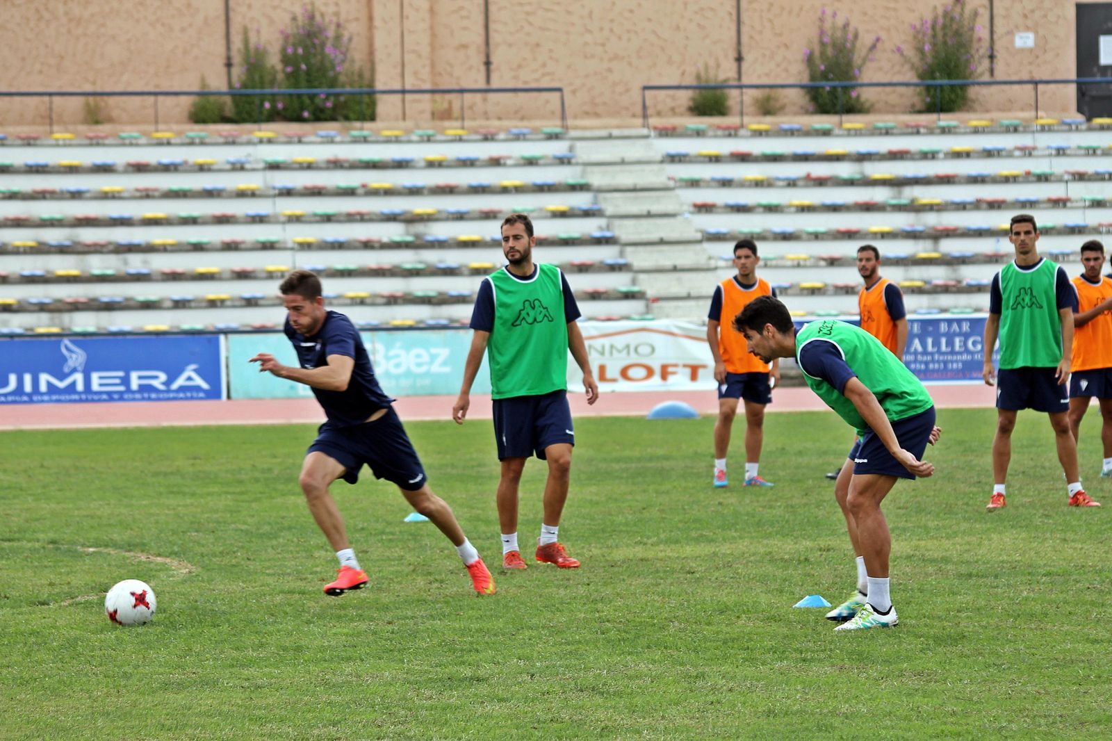 Juanje Torrejón, que inicia la arrancada ante la atenta mirada de Theo y Marc Vadillo, vuelve a la convocatoria tras superar sus problemas.