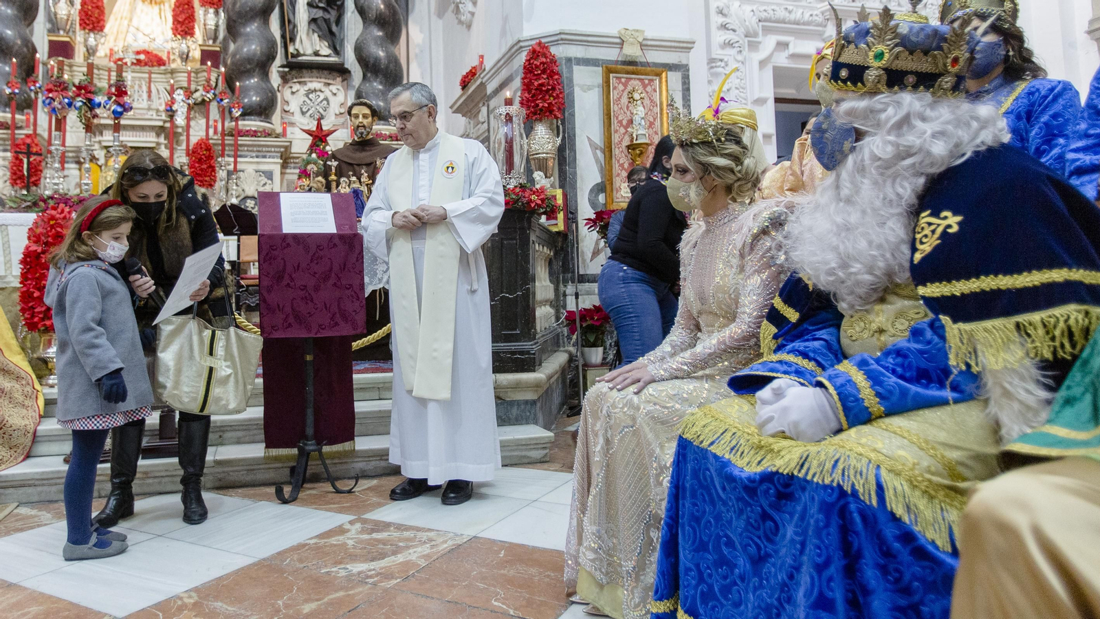 En imágenes: Los Reyes Magos recorren los barrios de Cádiz