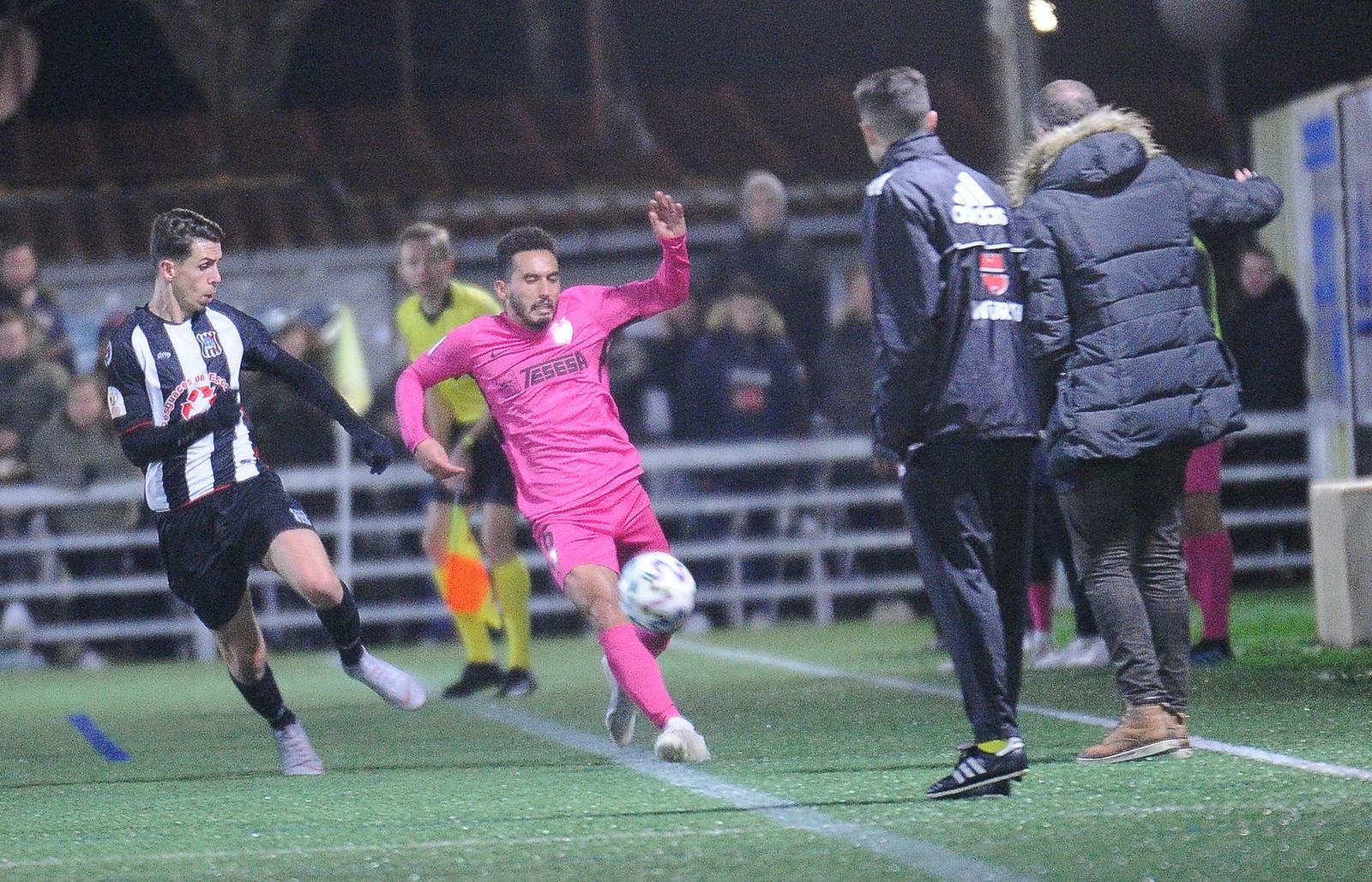 Casar, de espaldas, durante un lance del partido en Escobedo.