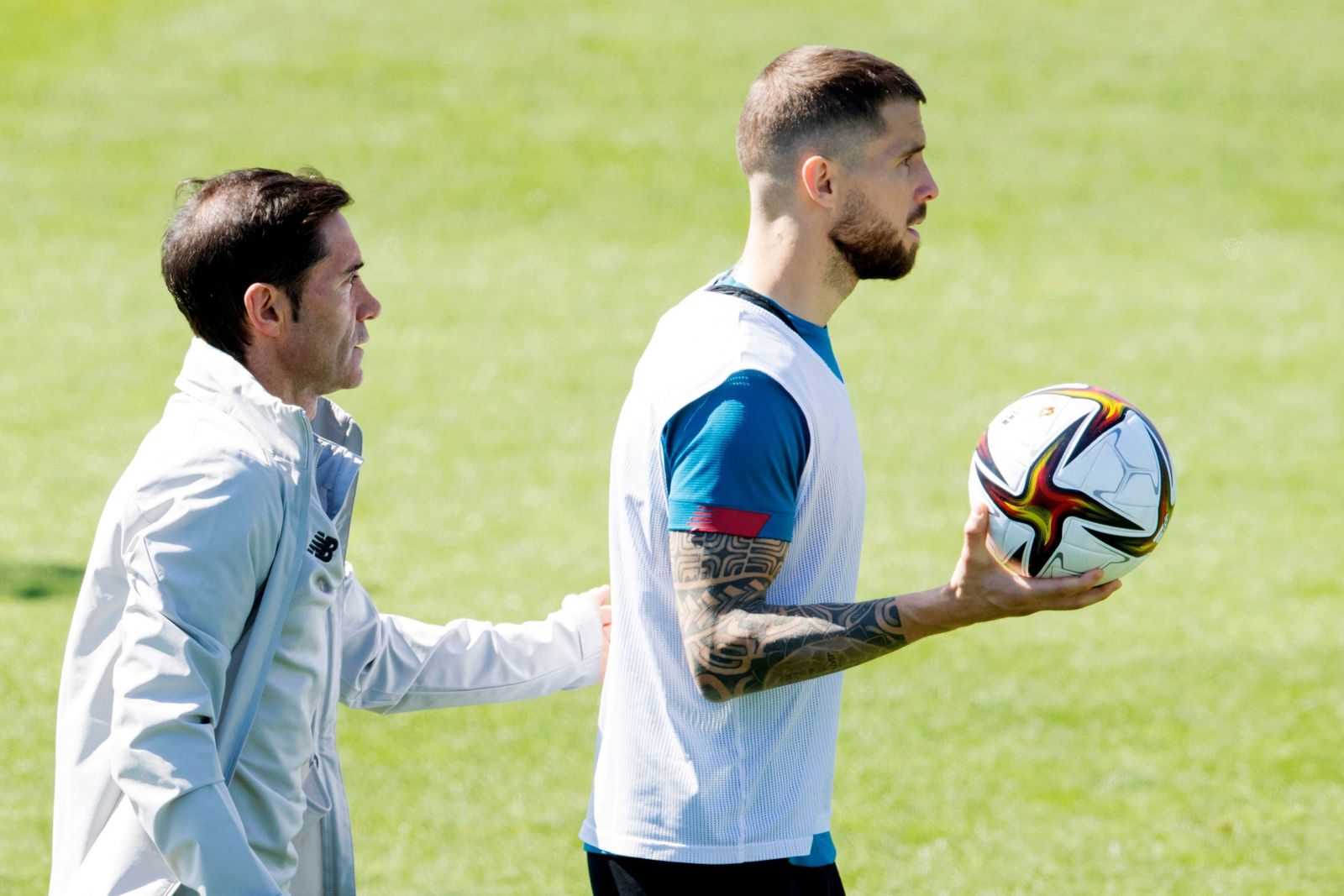 Íñigo Martínez junto a Marcelino en un entrenamiento.